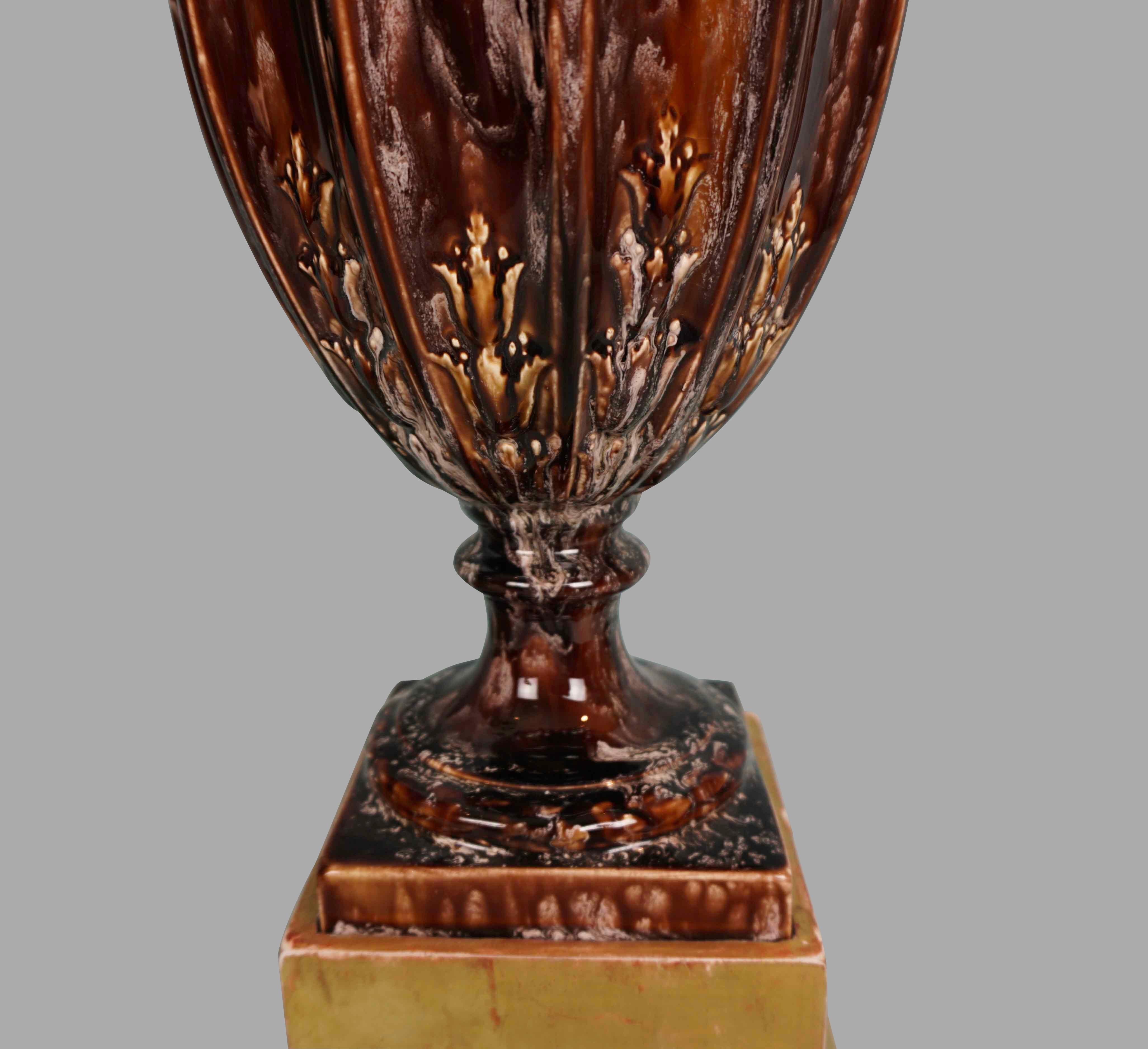 Auffälliges Paar Vasen im Majolika-Stil im neoklassizistischen Stil, jetzt als Lampen (Neoklassisch) im Angebot