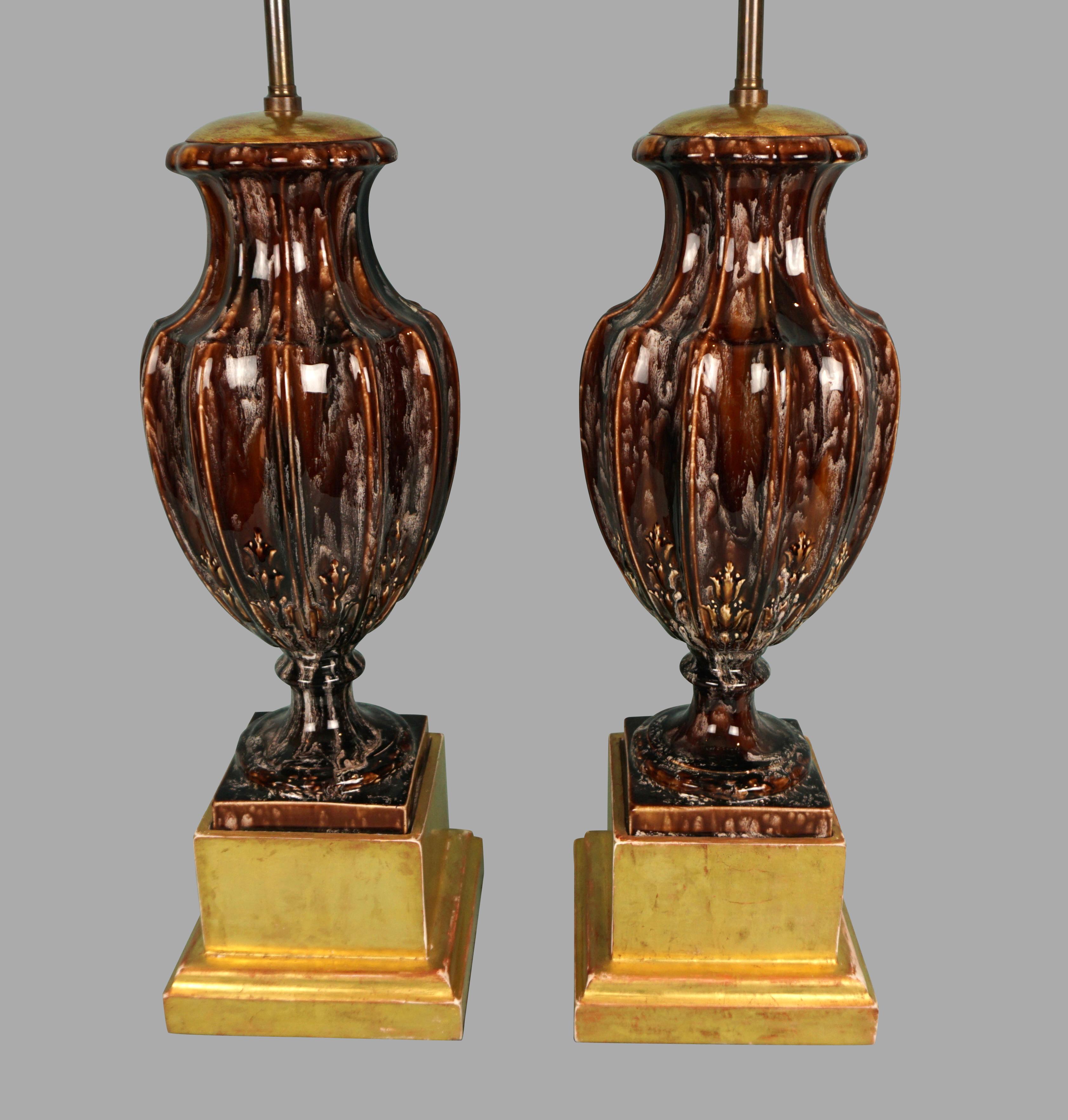 Auffälliges Paar Vasen im Majolika-Stil im neoklassizistischen Stil, jetzt als Lampen (20. Jahrhundert) im Angebot