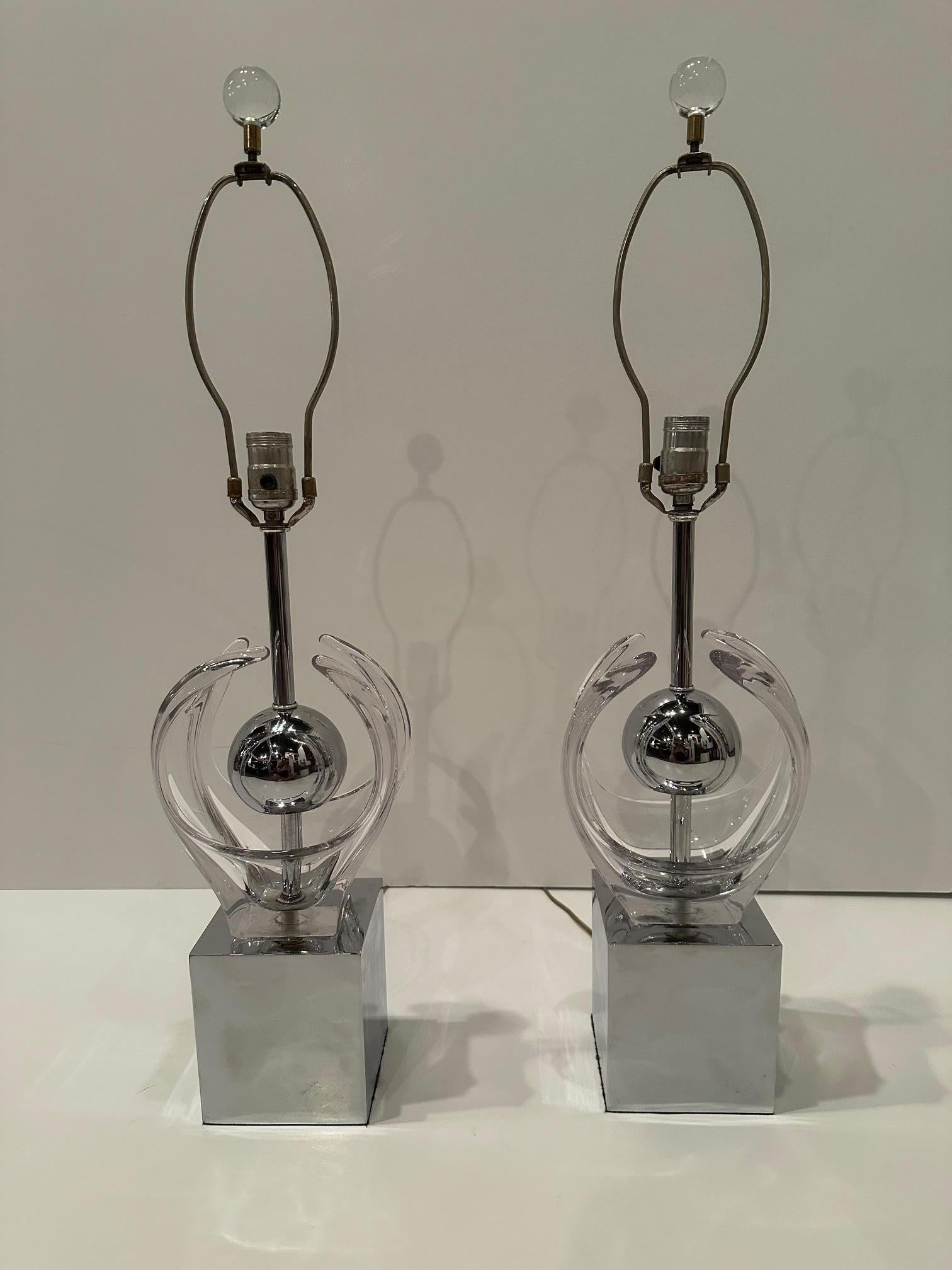 Paire de lampes de bureau sculpturales en chrome et verre de style moderne du milieu du siècle dernier en vente 3