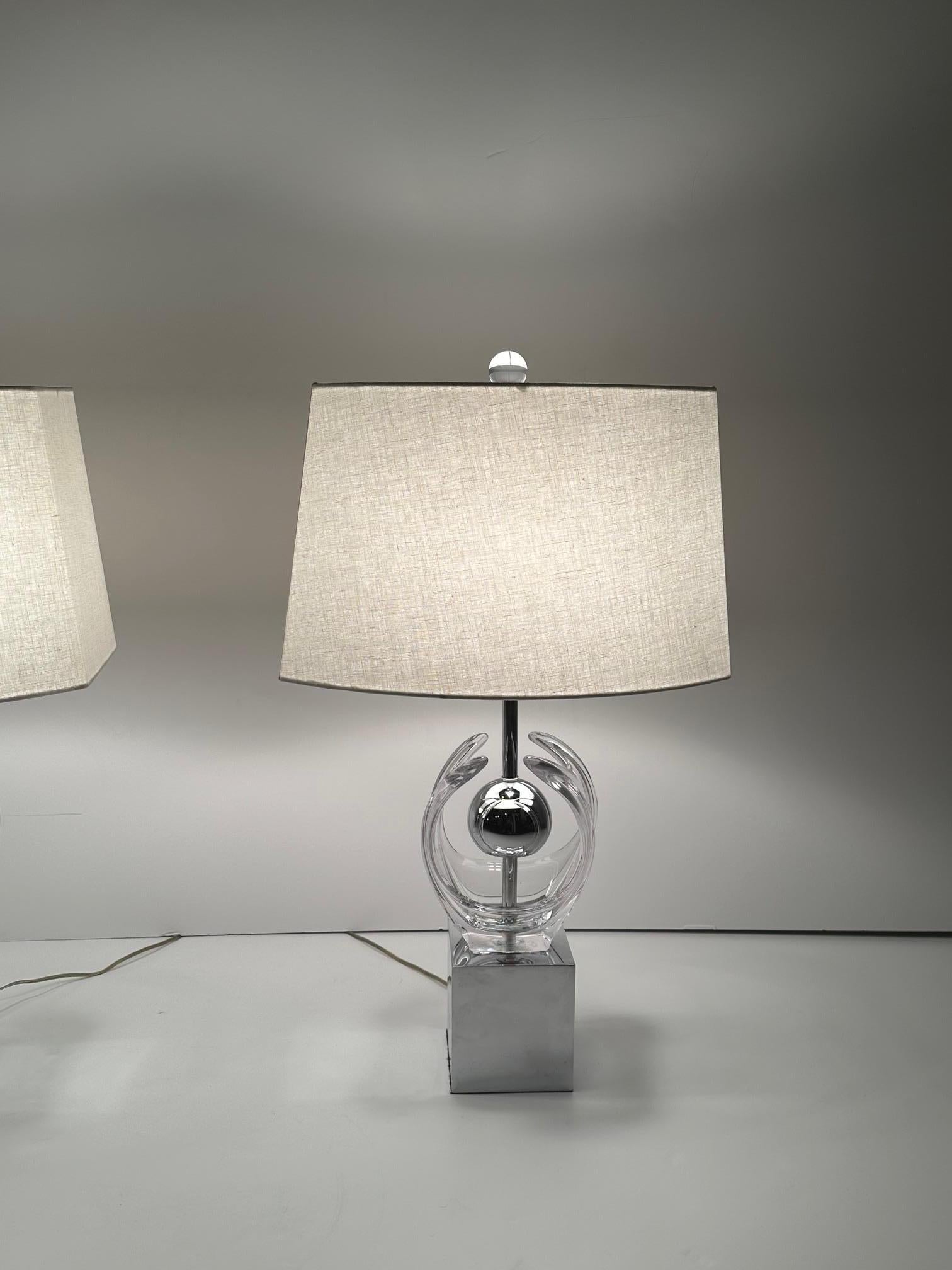 Mid-Century Modern Paire de lampes de bureau sculpturales en chrome et verre de style moderne du milieu du siècle dernier en vente