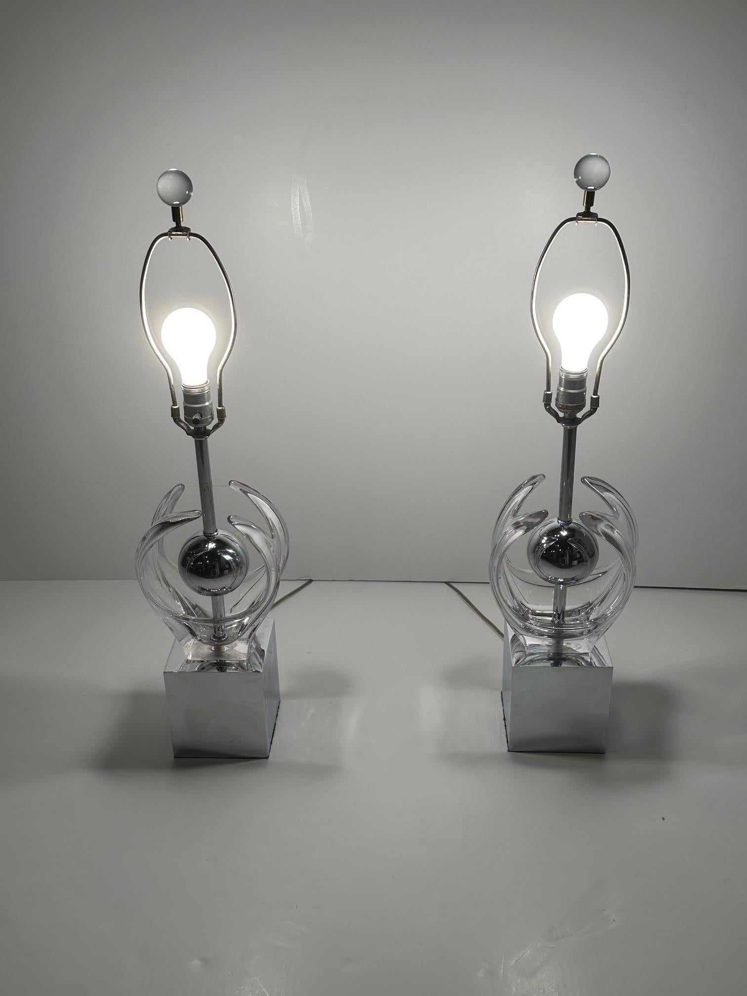 American Striking Pair of Mid Century Modern Chrome & Glass Sculptural Table Lamps For Sale