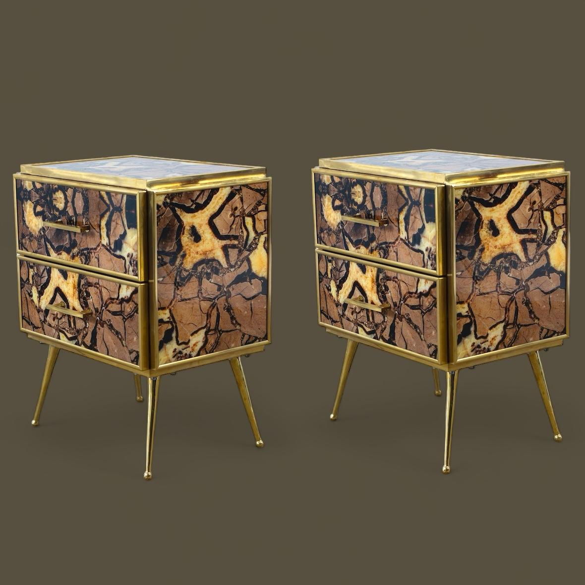 Mid-Century Modern Paire de remarquables tables de nuit ou tables d'appoint de style mi-siècle moderne en vente