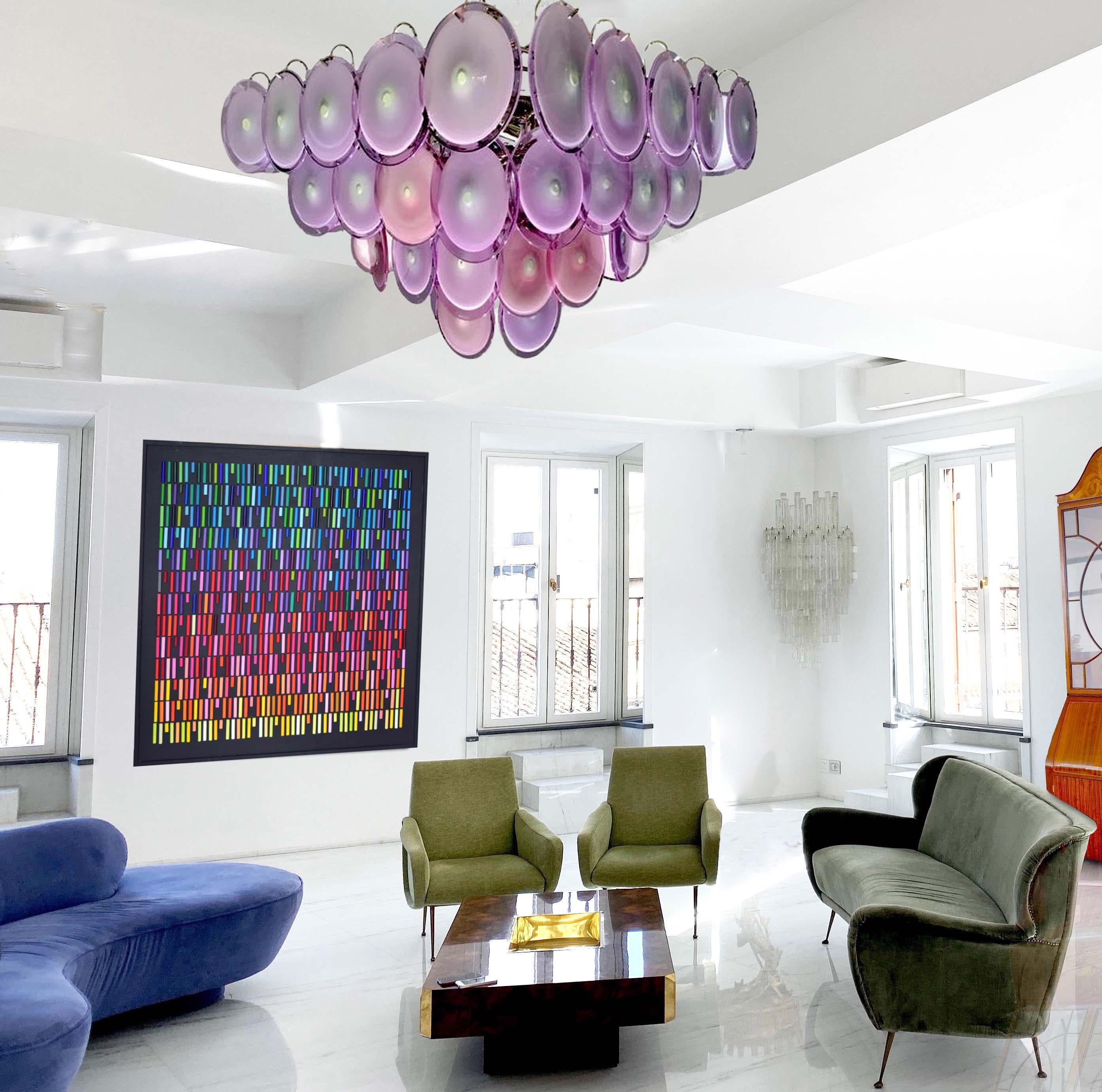 Ogni lampadario è composto da 52 dischi di prezioso vetro di Murano color rosa ametista, disposti su quattro livelli. Nove lampadine E14 cablate per gli standard americani.
Questo apparecchio può essere smontato e i vetri avvolti singolarmente per