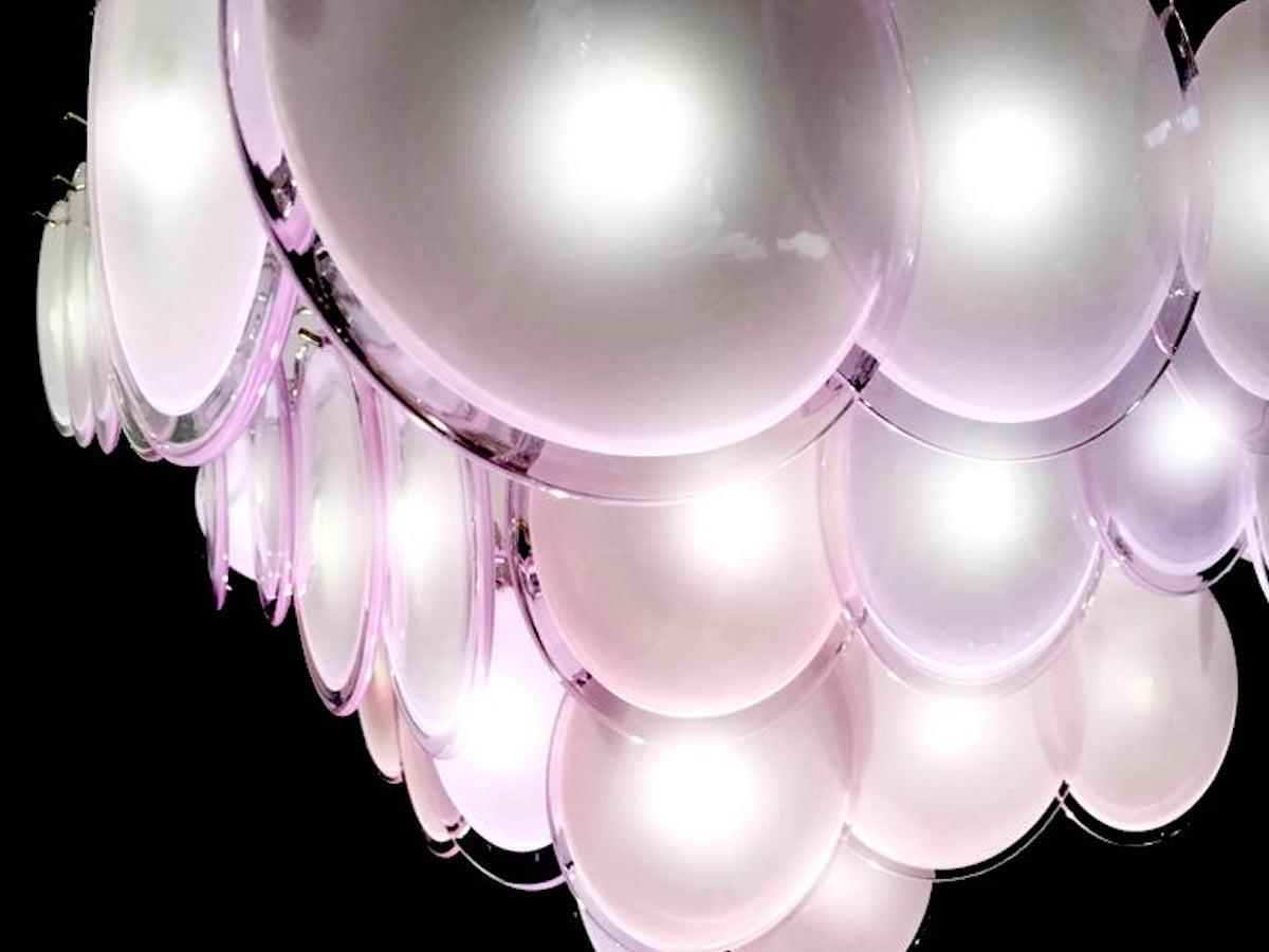 Mid-Century moderno Una straordinaria coppia di modelli moderni  Lampadario a disco in vetro di Murano color rosa ametista, anni '70 in vendita