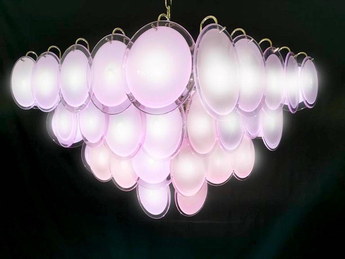 Italiano Una straordinaria coppia di modelli moderni  Lampadario a disco in vetro di Murano color rosa ametista, anni '70 in vendita