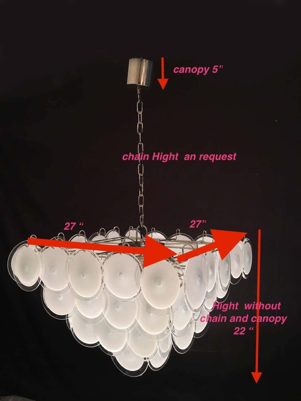 Metallo Una straordinaria coppia di modelli moderni  Lampadario a disco in vetro di Murano color rosa ametista, anni '70 in vendita