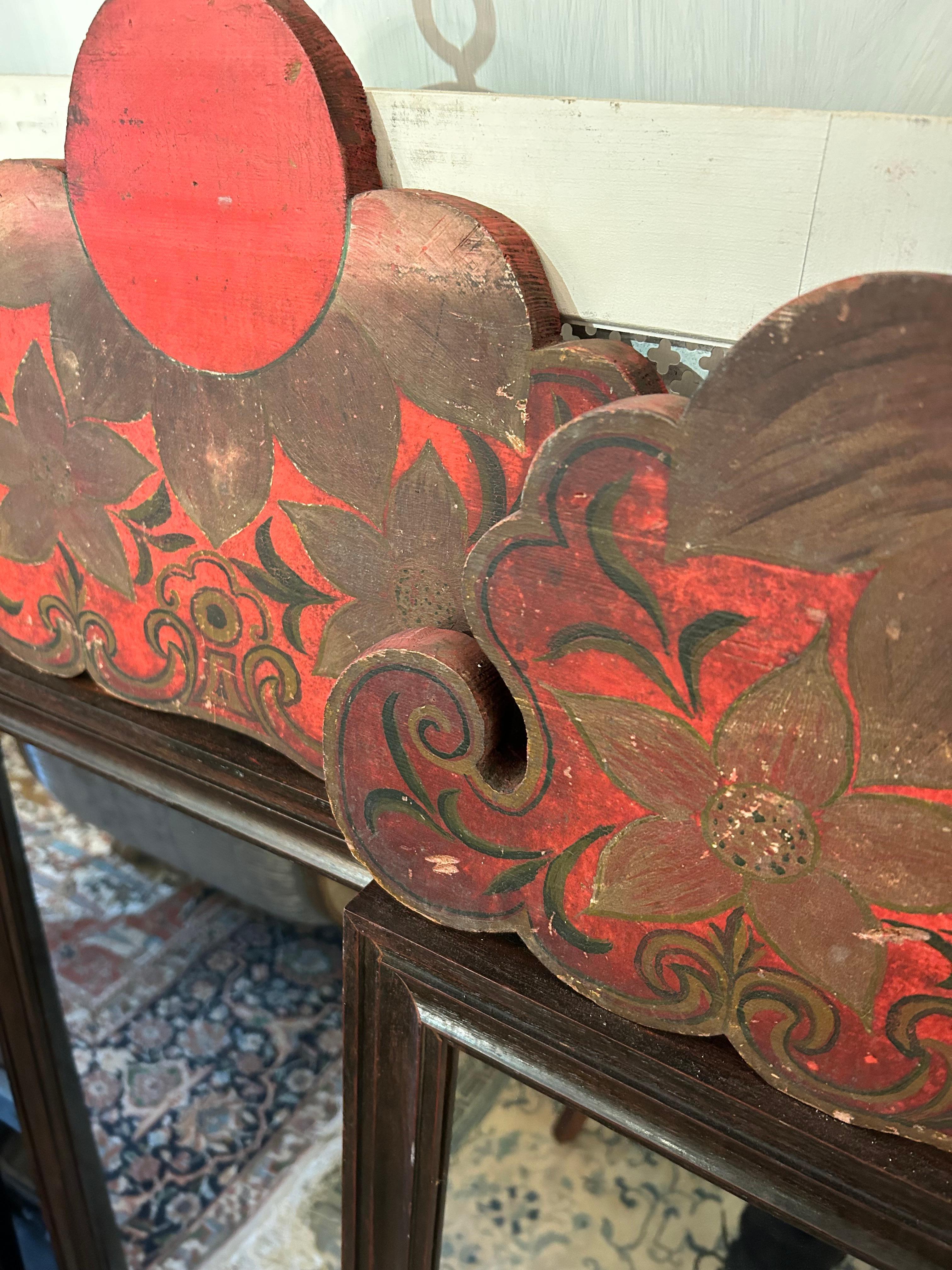 Une merveilleuse paire de miroirs décoratifs créés avec imagination, commençant par des miroirs simples en bois ébonisé du milieu du siècle, mariés à des dessus festonnés peints en soleil levant japonais d'art populaire vintage.  Un look et une