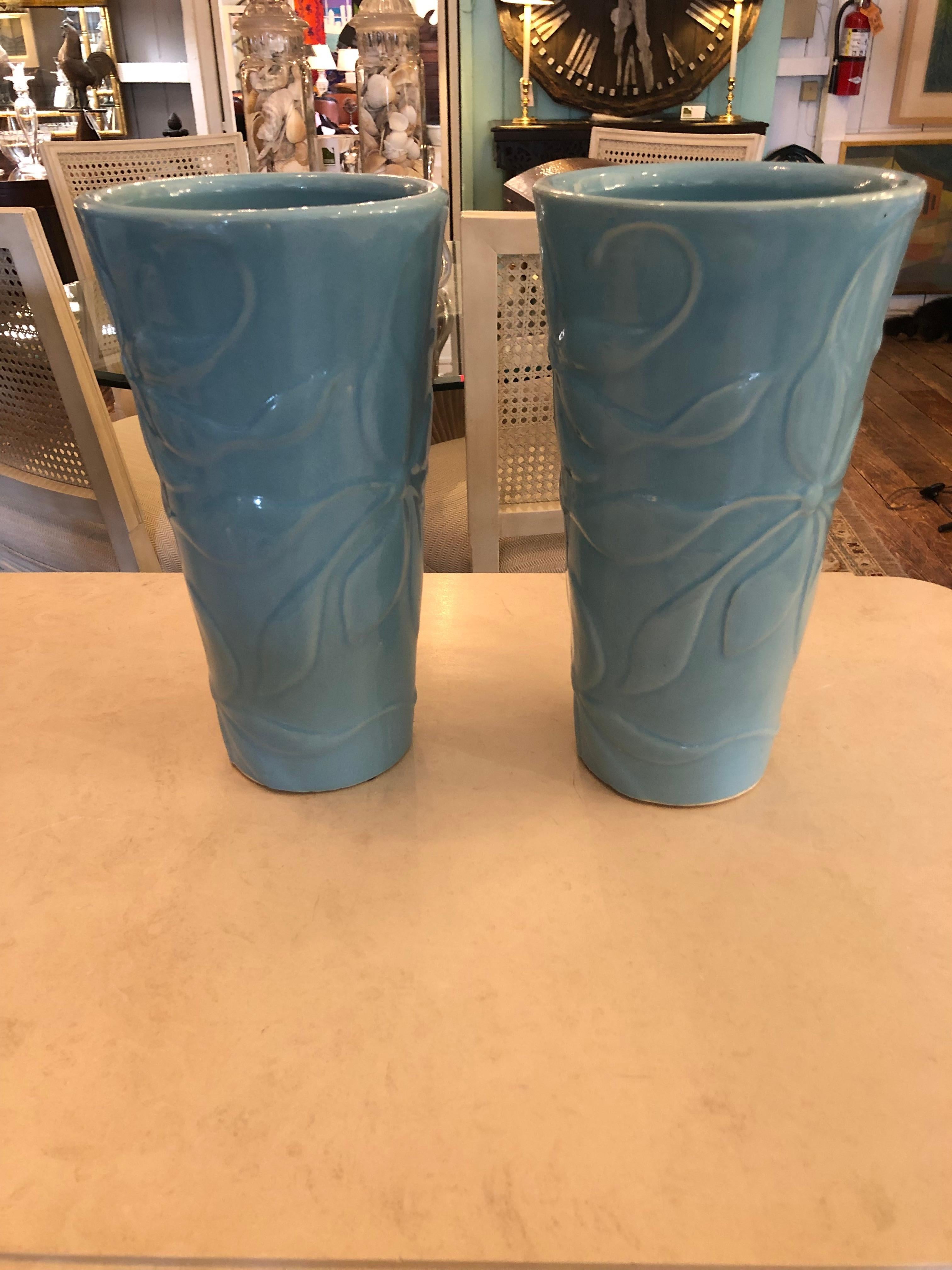 Auffallend frische Luft himmelblaue matte Oberfläche Vintage Keramik Vasen mit erhöhten floralen Design.