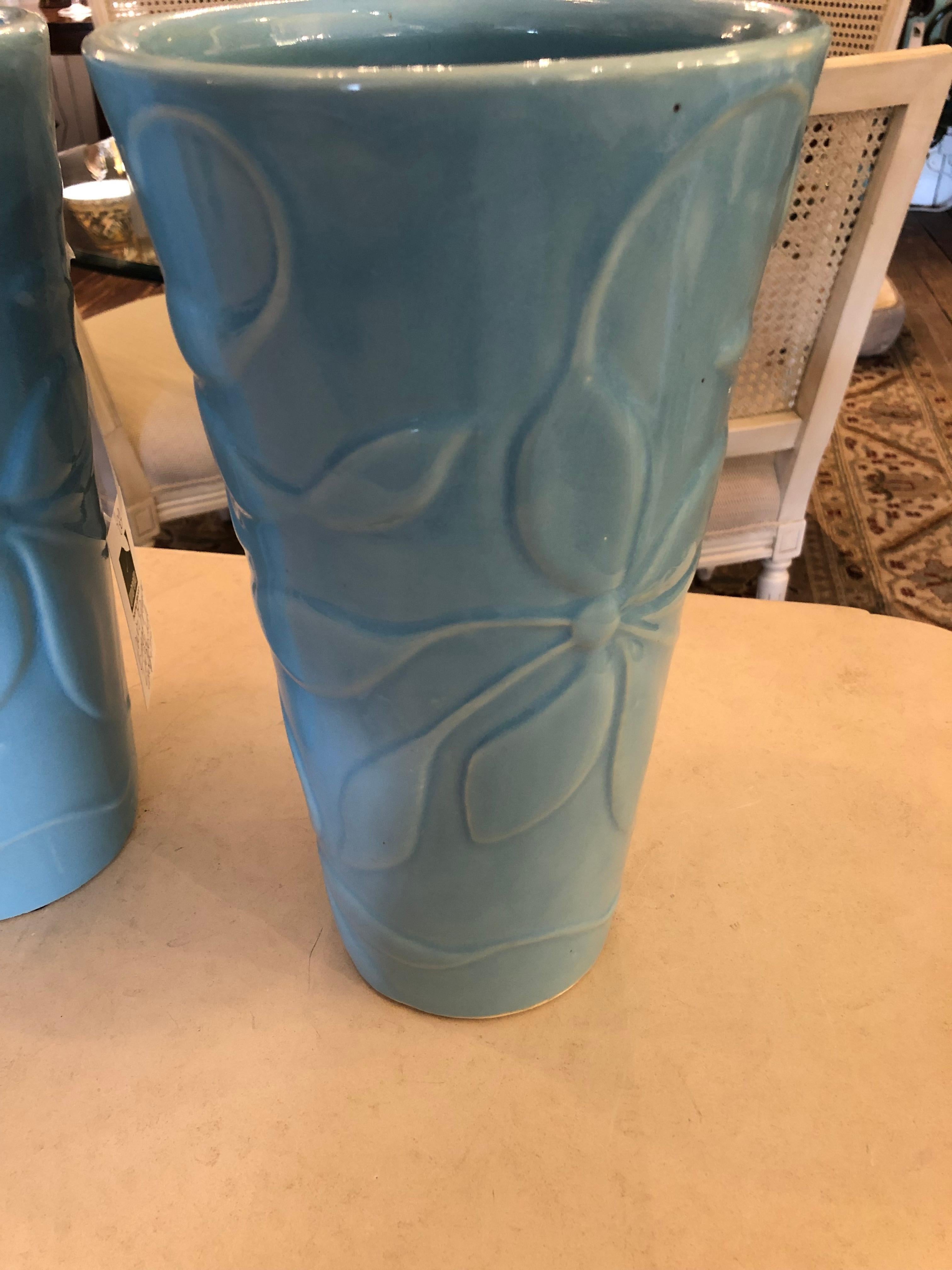 Auffälliges Paar himmelblauer Keramikvasen (amerikanisch)