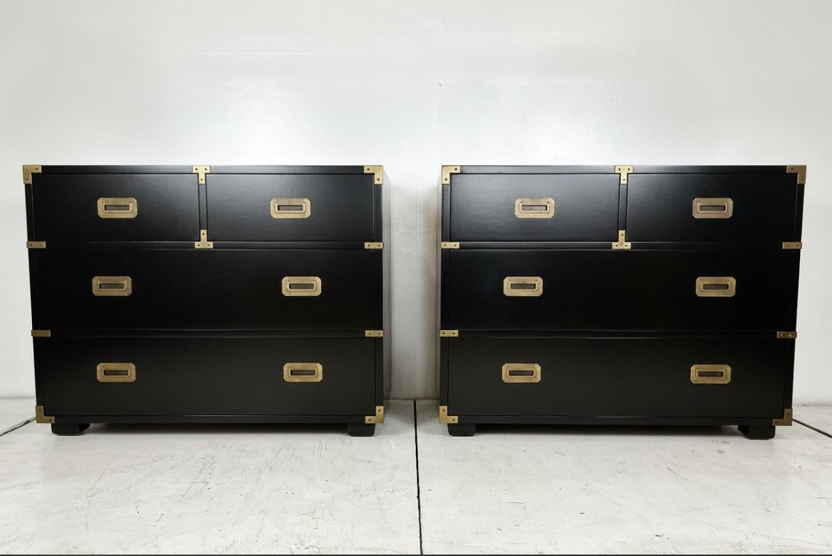 Una bellissima coppia restaurata di cassapanche in lacca nera in stile Campaigner di Henredon, circa 1975. Struttura in mogano sapientemente lavorata con una bella ferramenta in ottone massiccio che contrassegna i cassetti. Pezzi indimenticabili