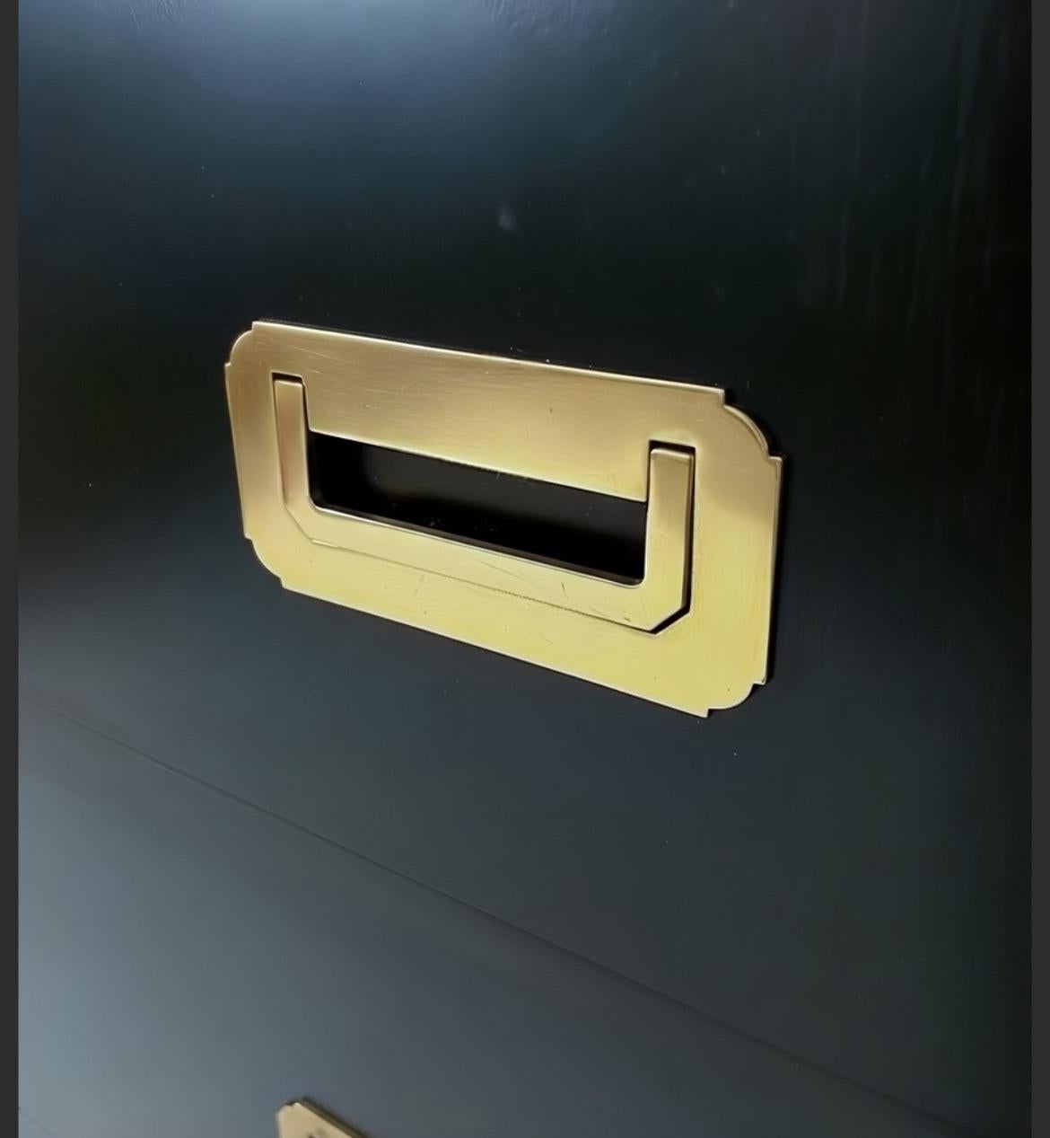 Mid-Century moderno Striking Pair of Vintage Henredon Campaign Chests in Black Lacquer in vendita