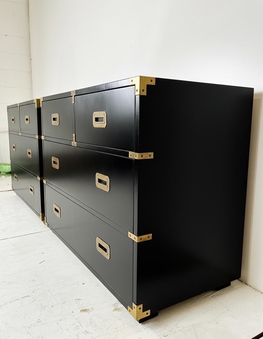 Americano Striking Pair of Vintage Henredon Campaign Chests in Black Lacquer in vendita