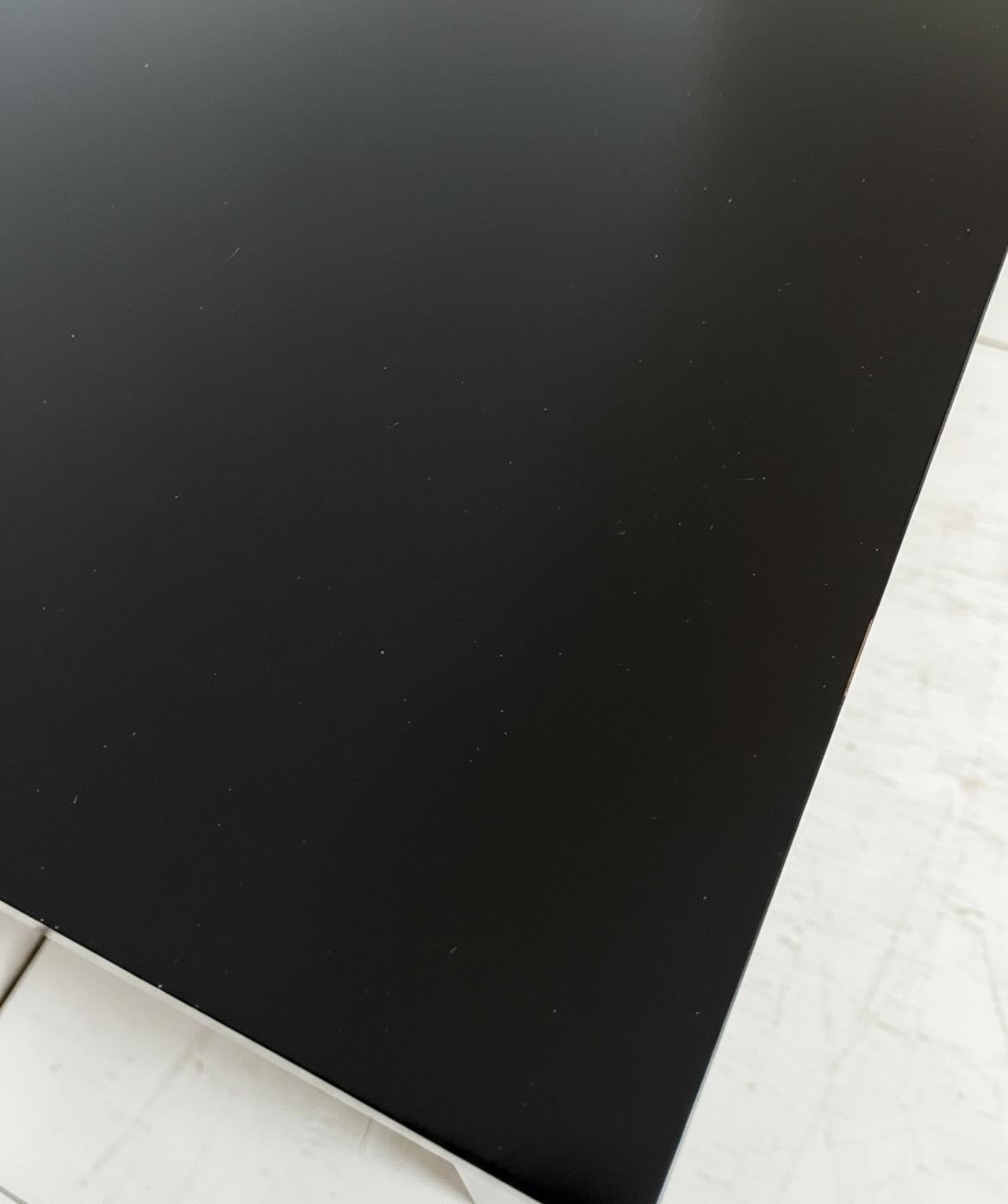 Striking Pair of Vintage Henredon Campaign Chests in Black Lacquer In condizioni ottime in vendita a Atlanta, GA