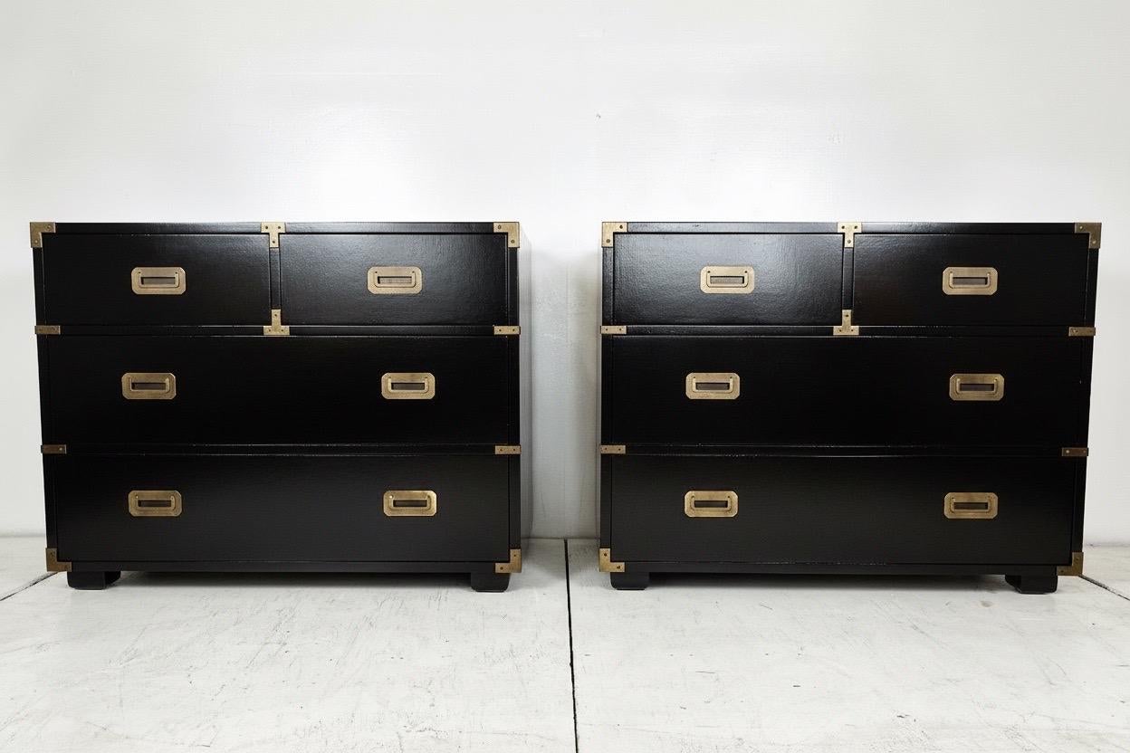 Fine XX secolo Striking Pair of Vintage Henredon Campaign Chests in Black Lacquer in vendita