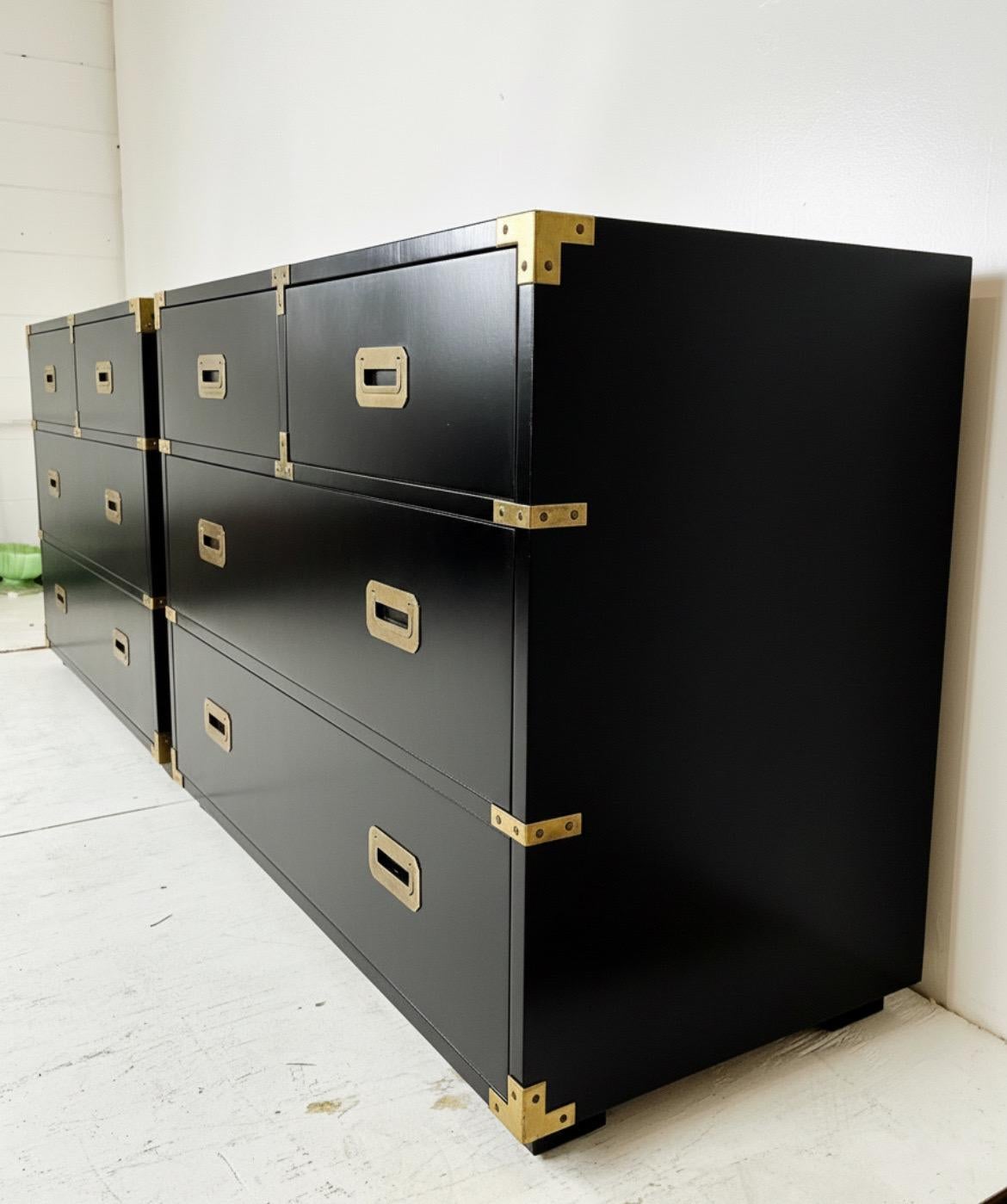 Ottone Striking Pair of Vintage Henredon Campaign Chests in Black Lacquer in vendita