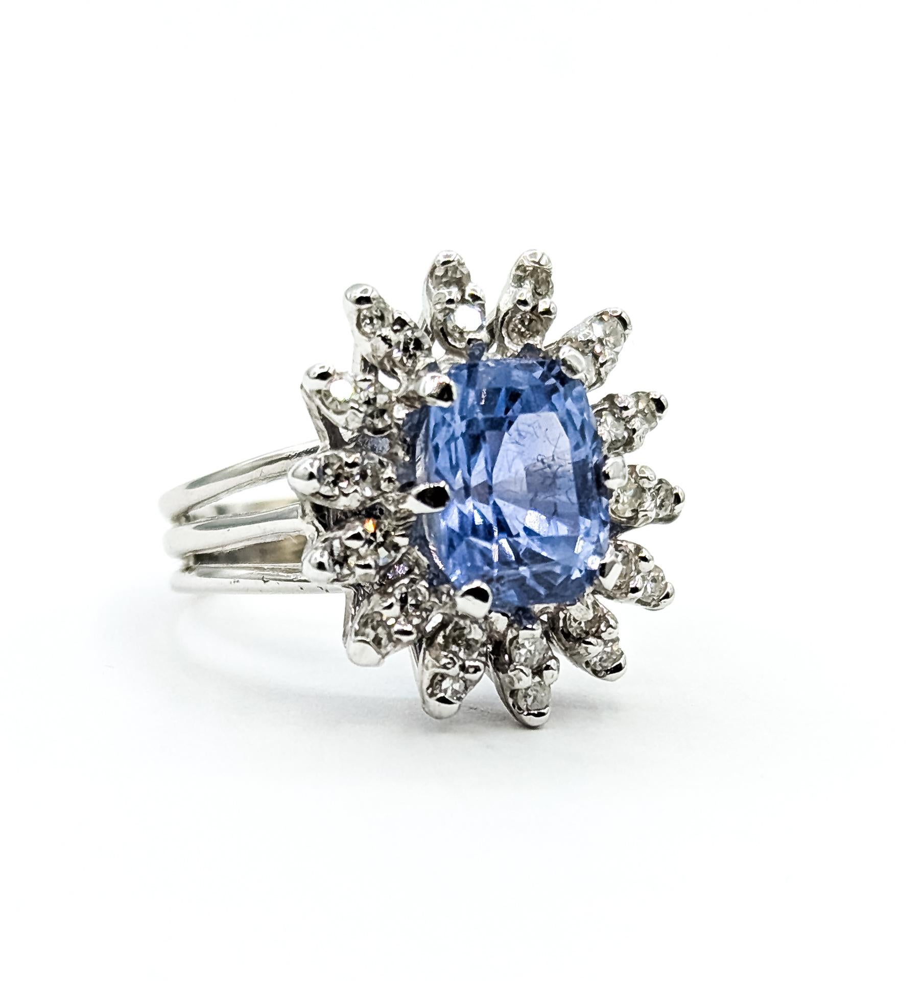 Dieser elegante Cocktailring ist aus 14-karätigem Weißgold gefertigt und mit einem 4,52-karätigen, unerhitzten, pastellblauen Saphir besetzt, der von runden Brillanten mit einem Gesamtgewicht von 0,42 Karat umgeben ist. Der weiche, natürliche