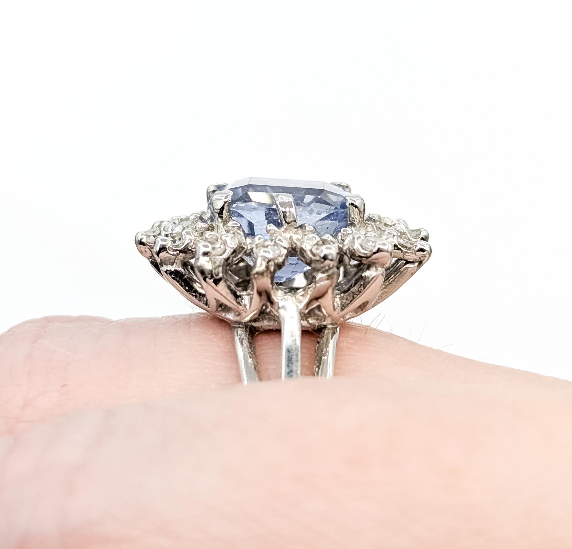 Auffälliger Cocktailring mit pastellblauem Saphir und Diamant aus 14k Weißgold (Ovalschliff) im Angebot