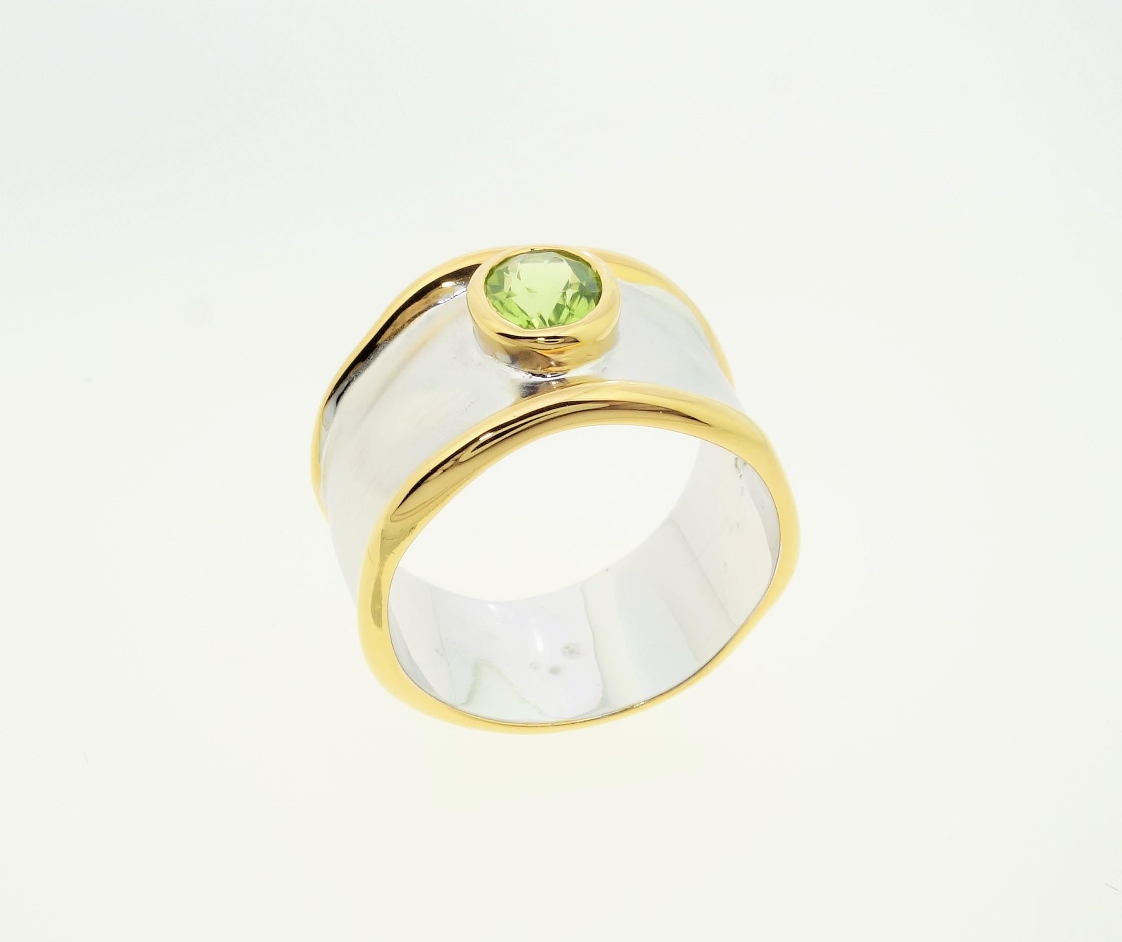 Striking Peridot Solitaire Cocktail Sterling Silver Ring Estate Fine Jewelry In New Condition For Sale In Montreal, QC
