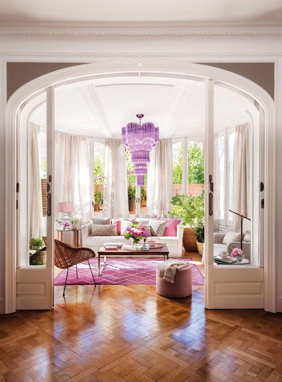 Italiano Lampadario a prisma di cristallo Triedi a più livelli, di colore rosa intenso in vendita