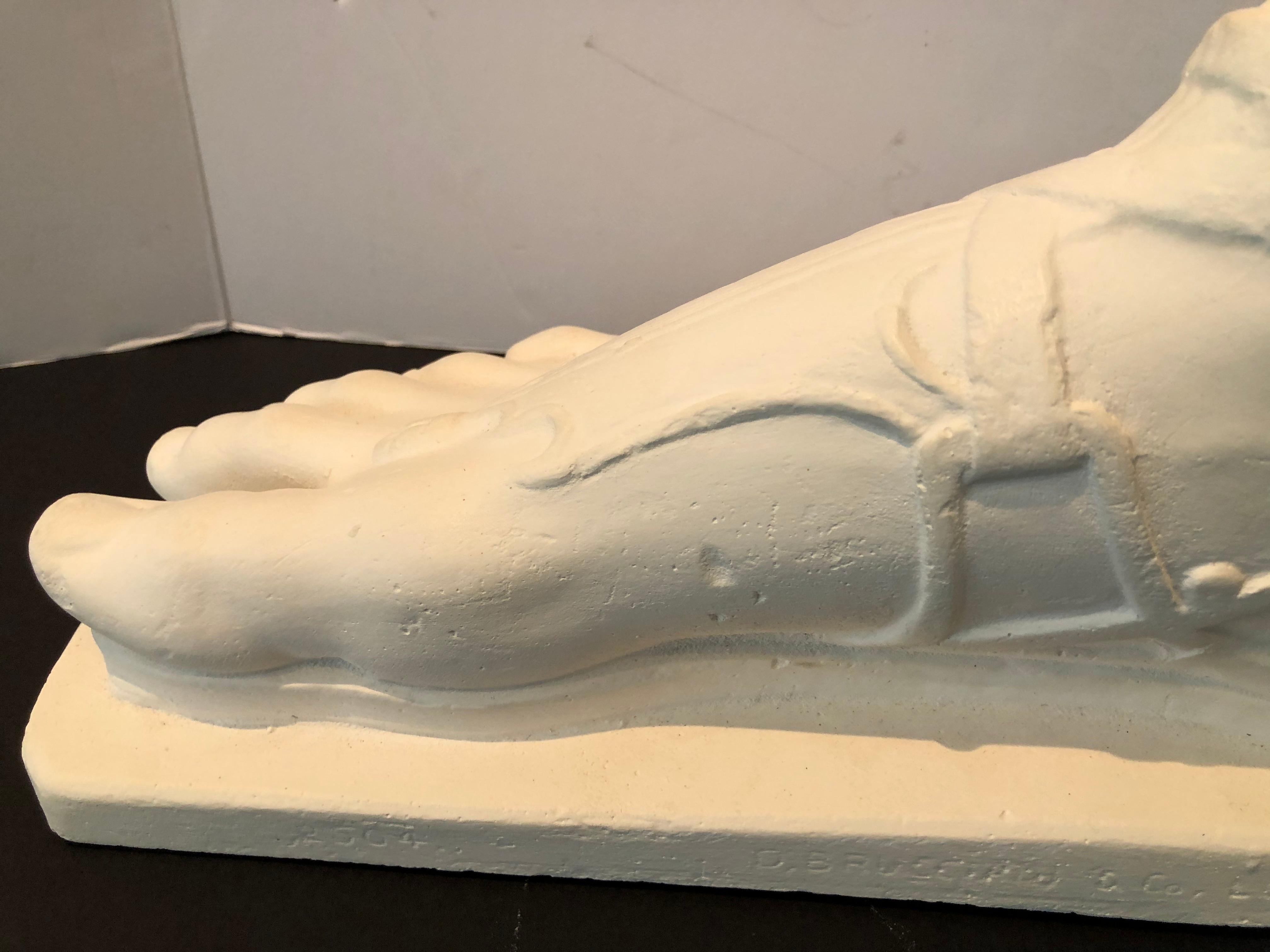 Sculpture saisissante en plâtre d'un pied Hermès en vente 1