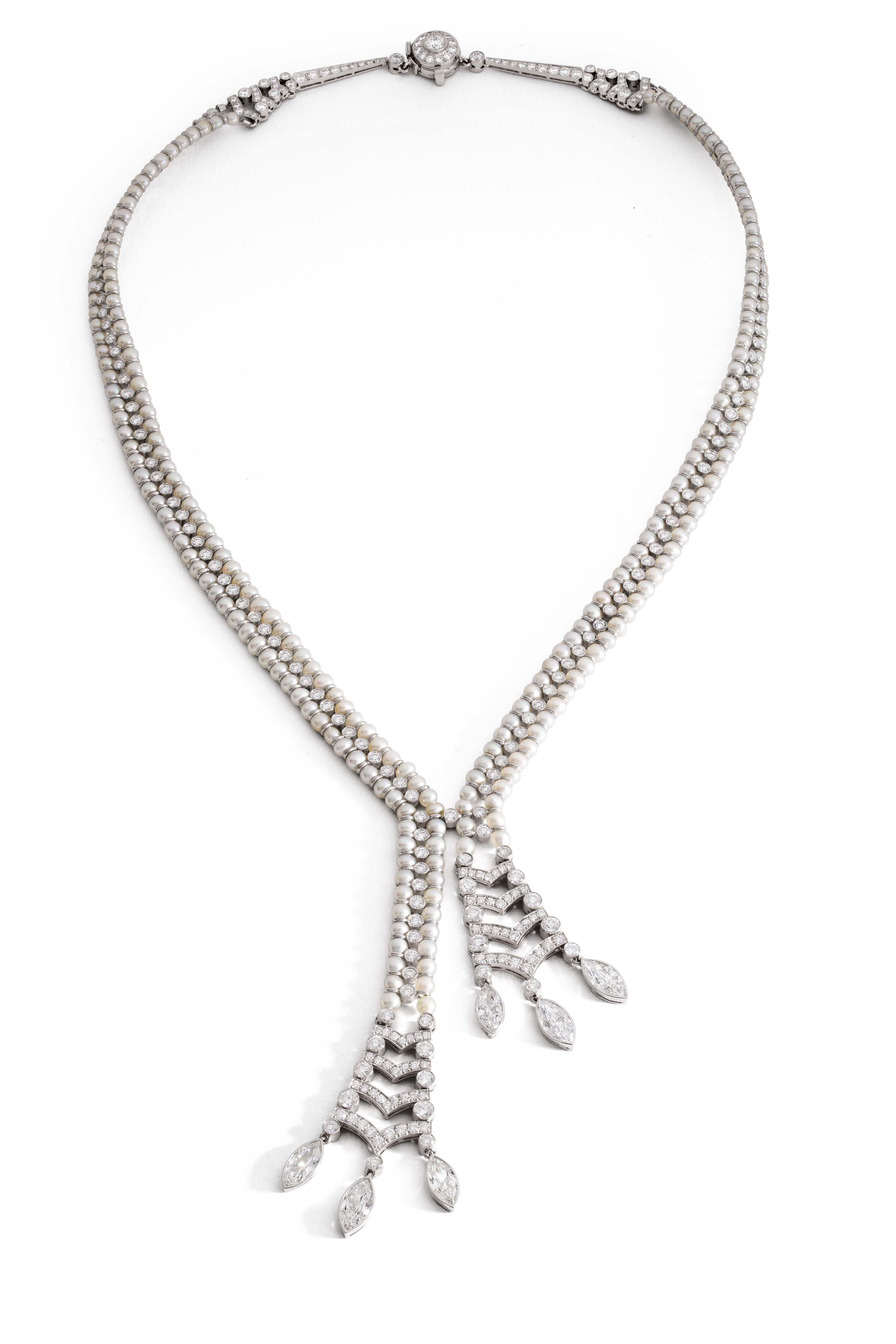 I nostri artigiani hanno utilizzato l'ambito platino per realizzare questa caratteristica collana di 35,96 carati di perle Keshi e diamanti, divisa a 