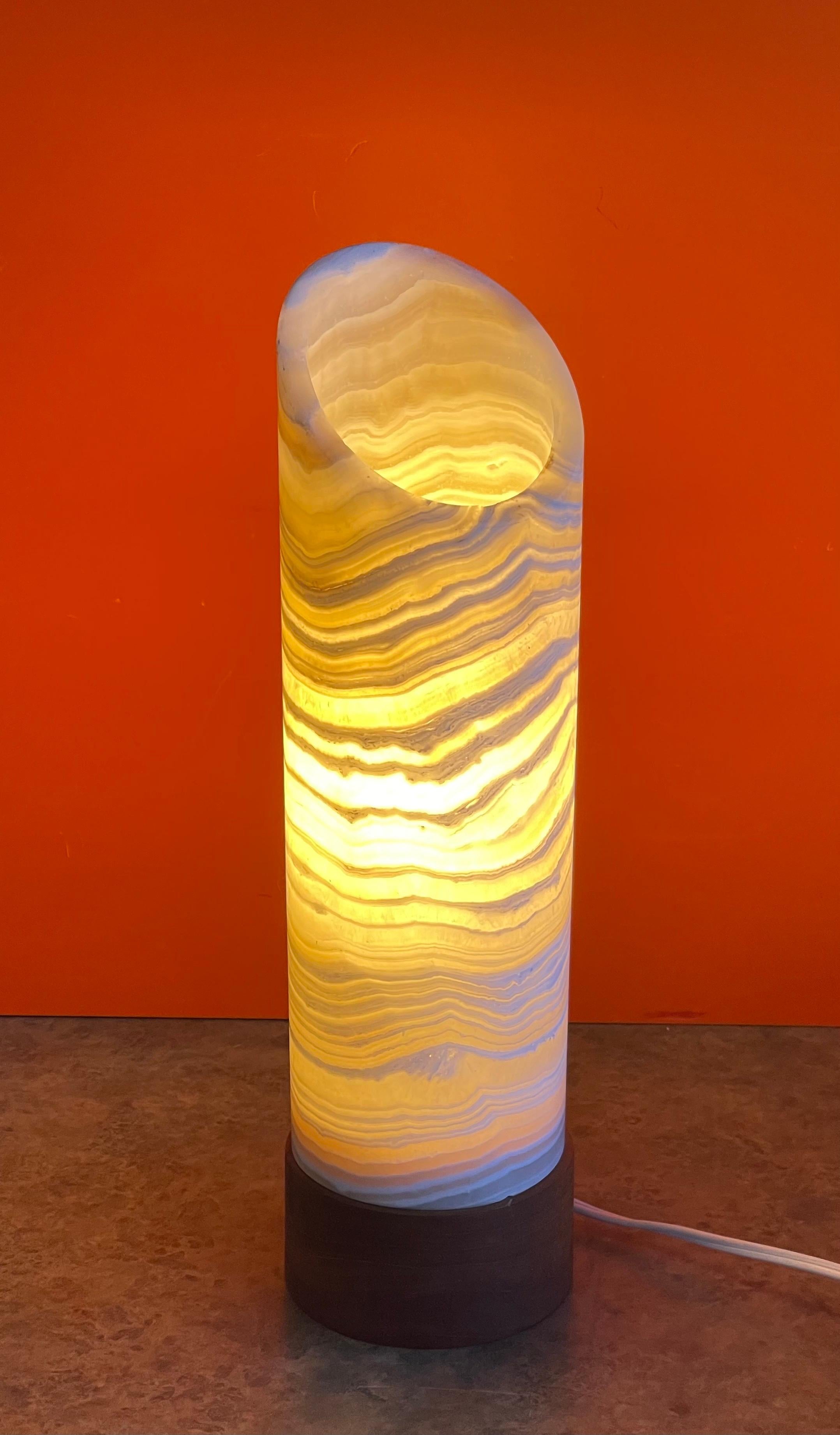 Remarquable lampe de bureau postmoderne à colonne en travertin et teck  en vente 6