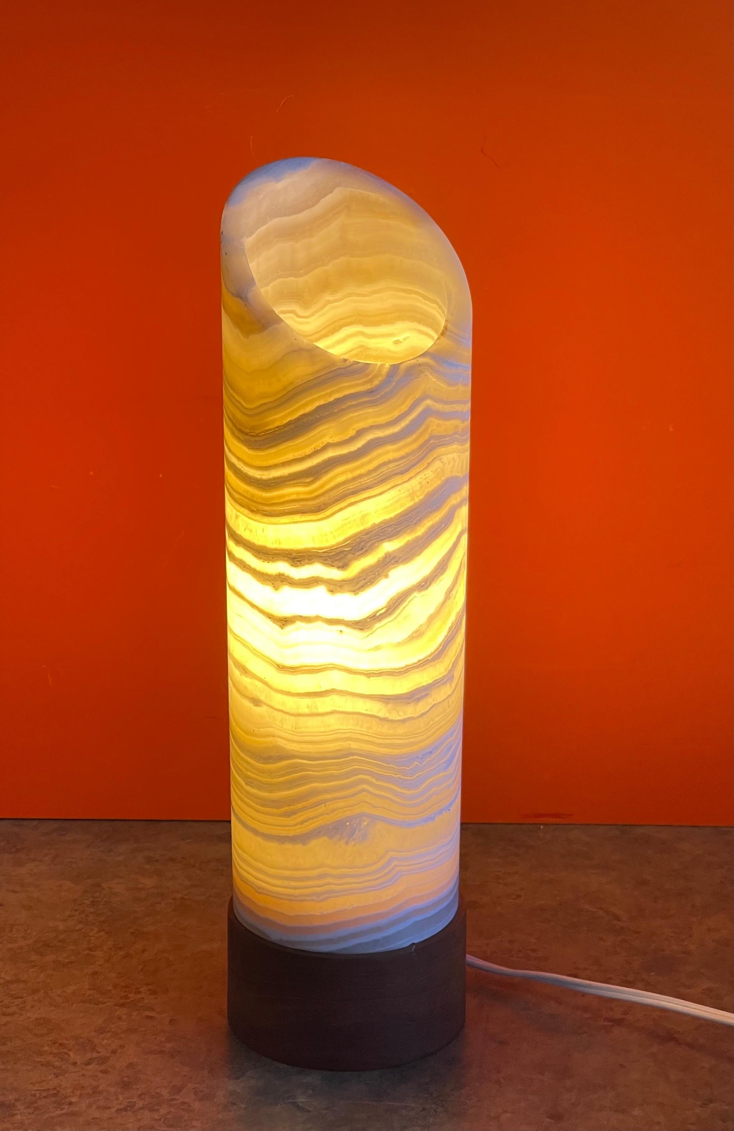 Remarquable lampe de table postmoderne en travertin et teck, datant des années 1980. La lampe est en très bon état vintage et mesure 4 