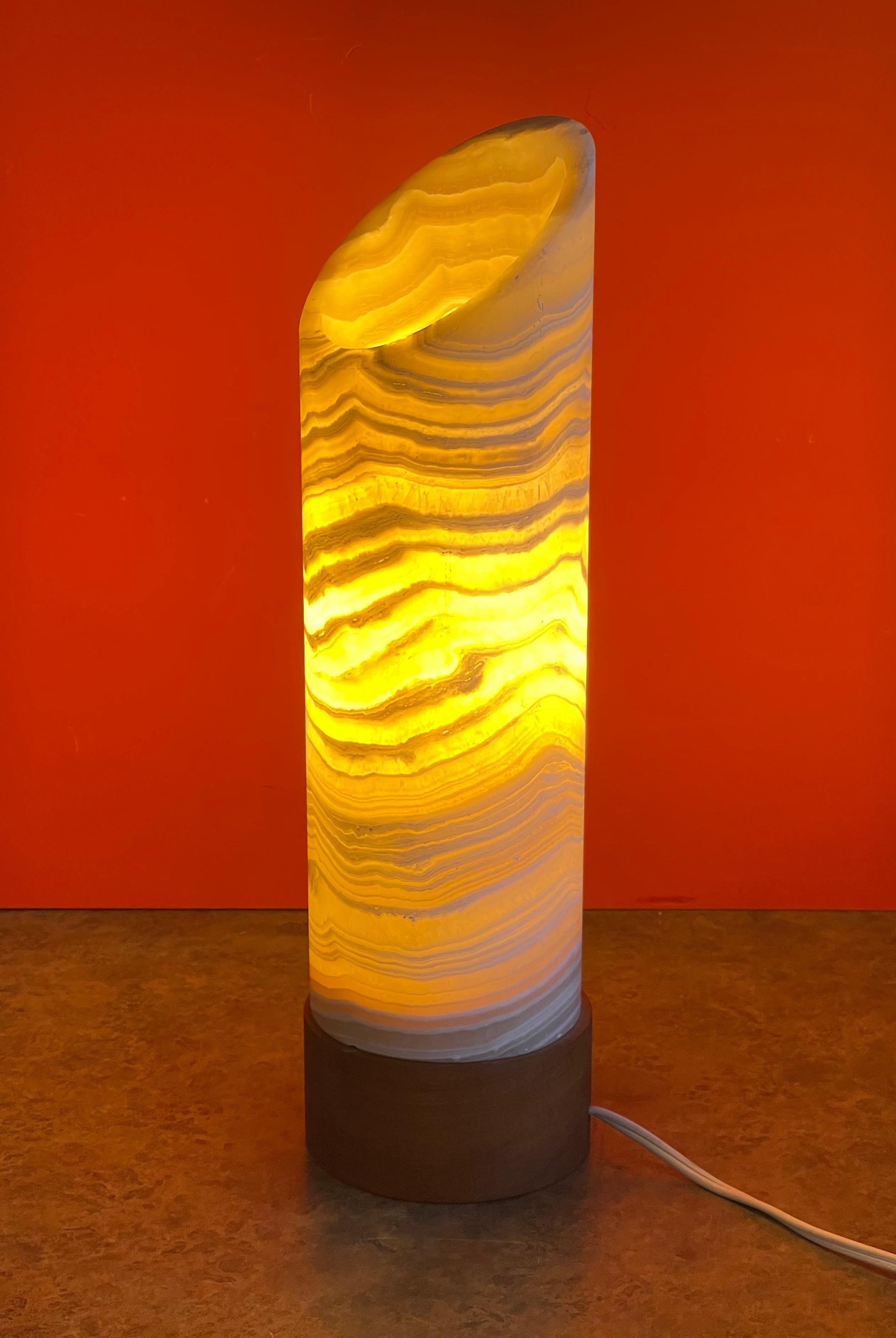 Postmoderne Remarquable lampe de bureau postmoderne à colonne en travertin et teck  en vente