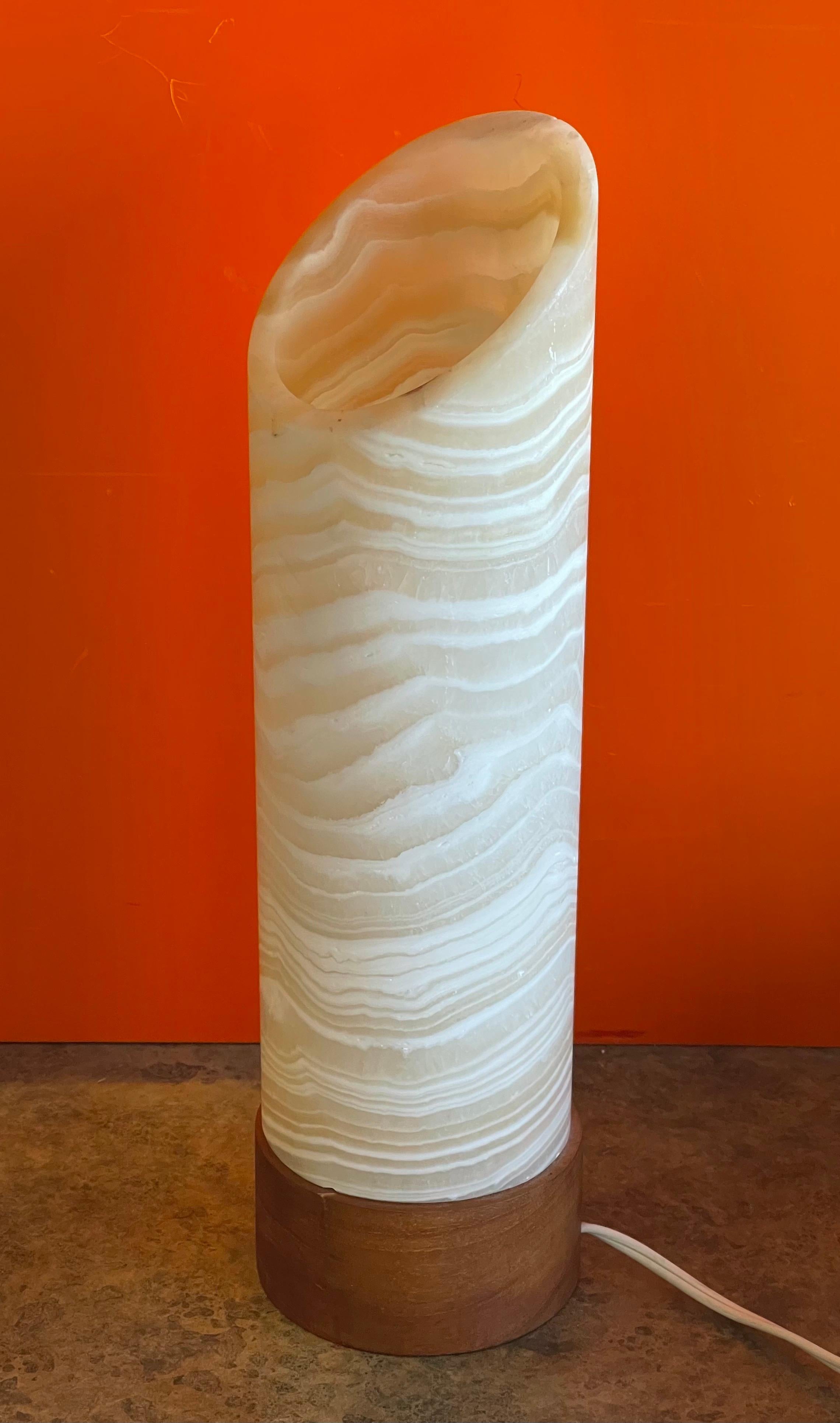 20ième siècle Remarquable lampe de bureau postmoderne à colonne en travertin et teck  en vente