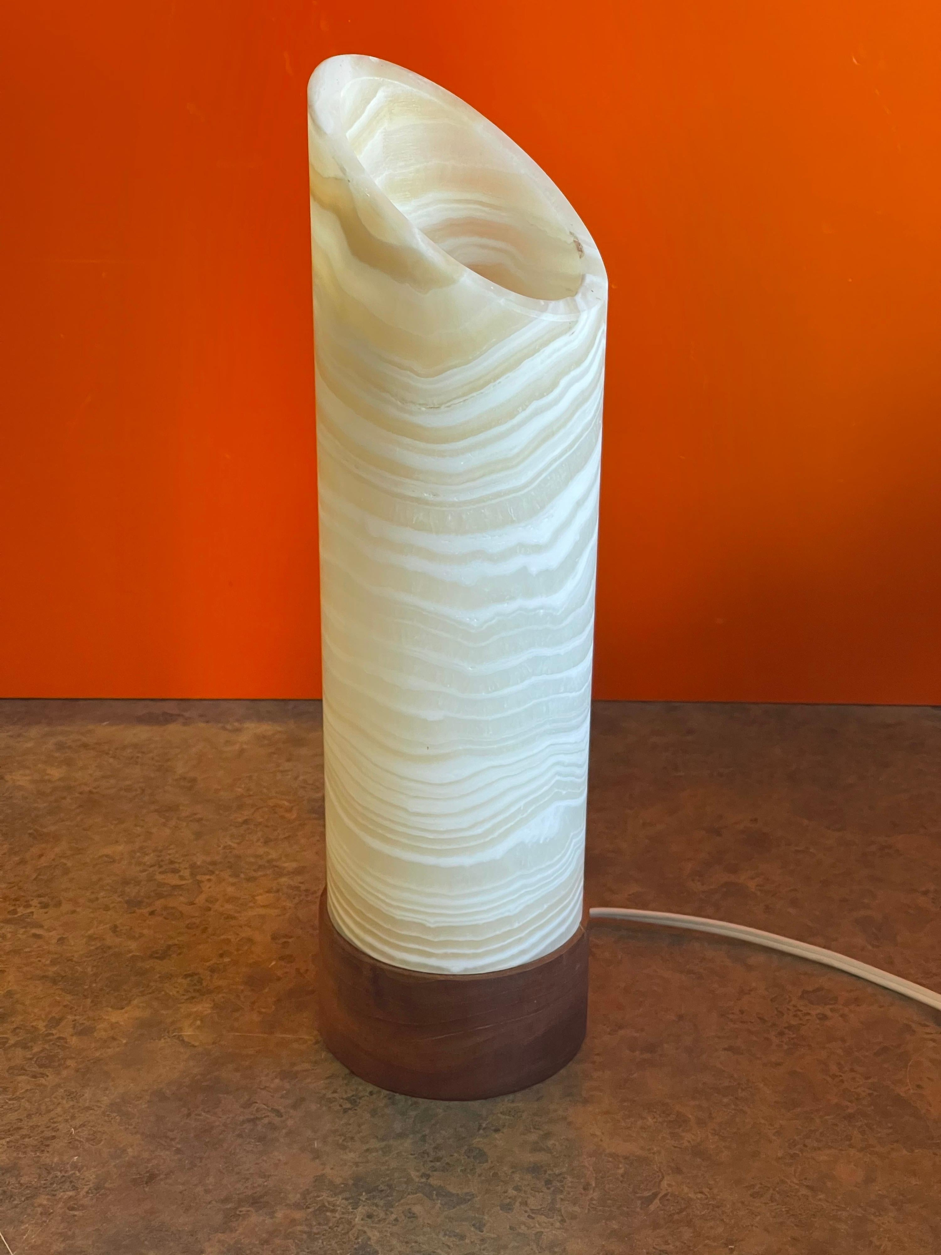 Remarquable lampe de bureau postmoderne à colonne en travertin et teck  en vente 1