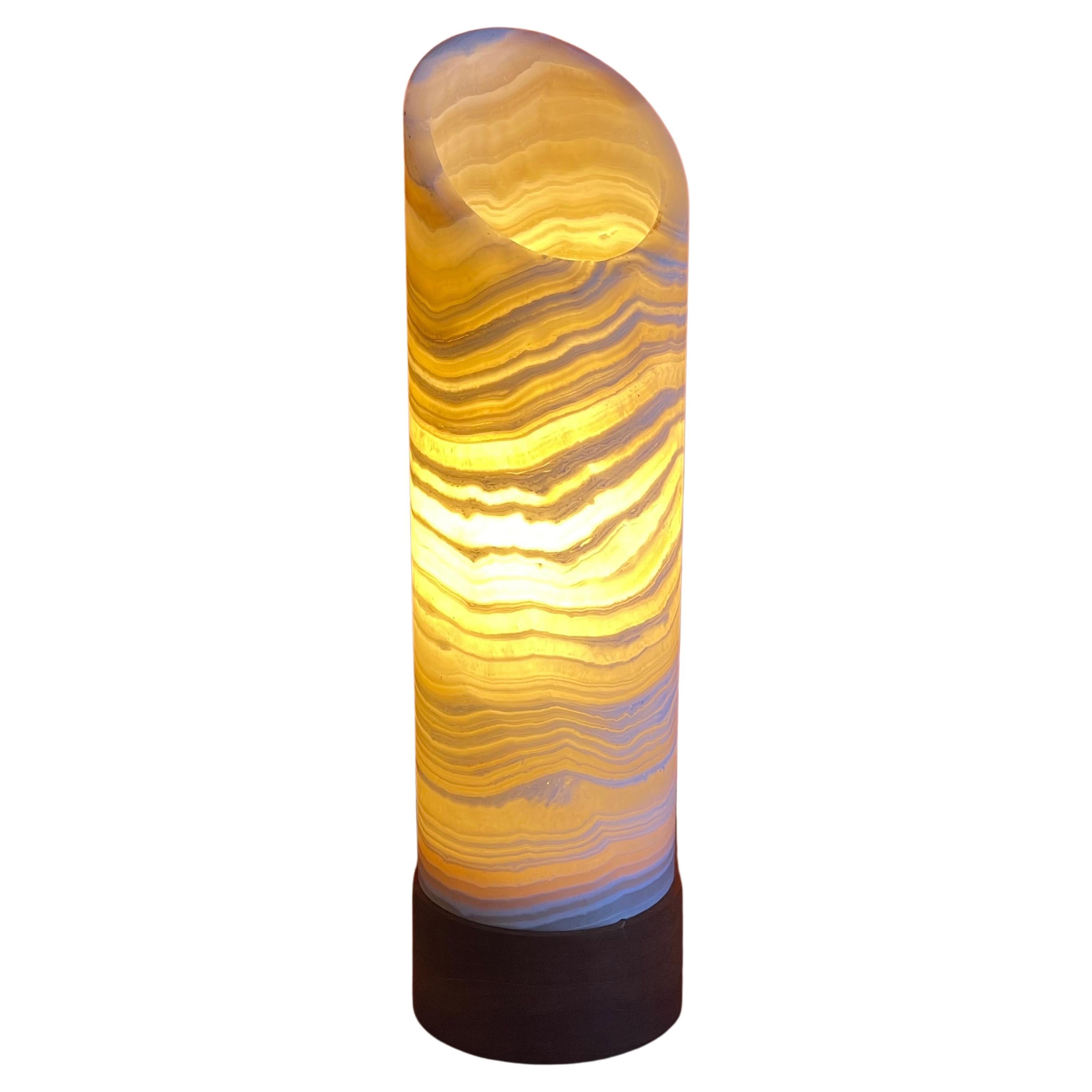 Auffällige postmoderne Säulentischlampe aus Travertin und Teakholz im Angebot