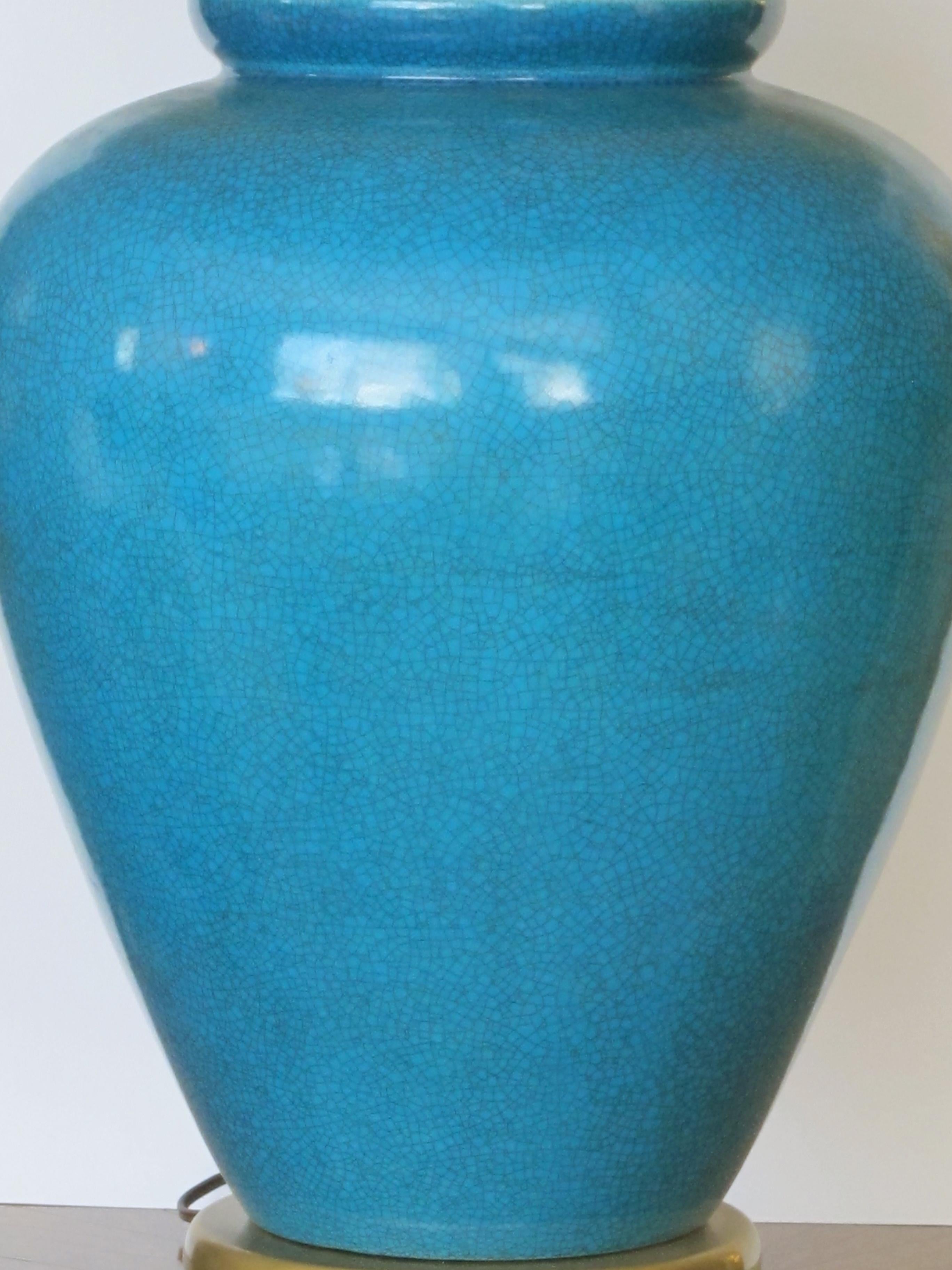 Une remarquable et grande paire de lampes américaines des années 1960 en céramique turquoise à glaçure craquelée par Frederick Cooper ; chaque lampe de forme ovoïde audacieuse à glaçure craquelée turquoise richement colorée ; munie de capuchons et