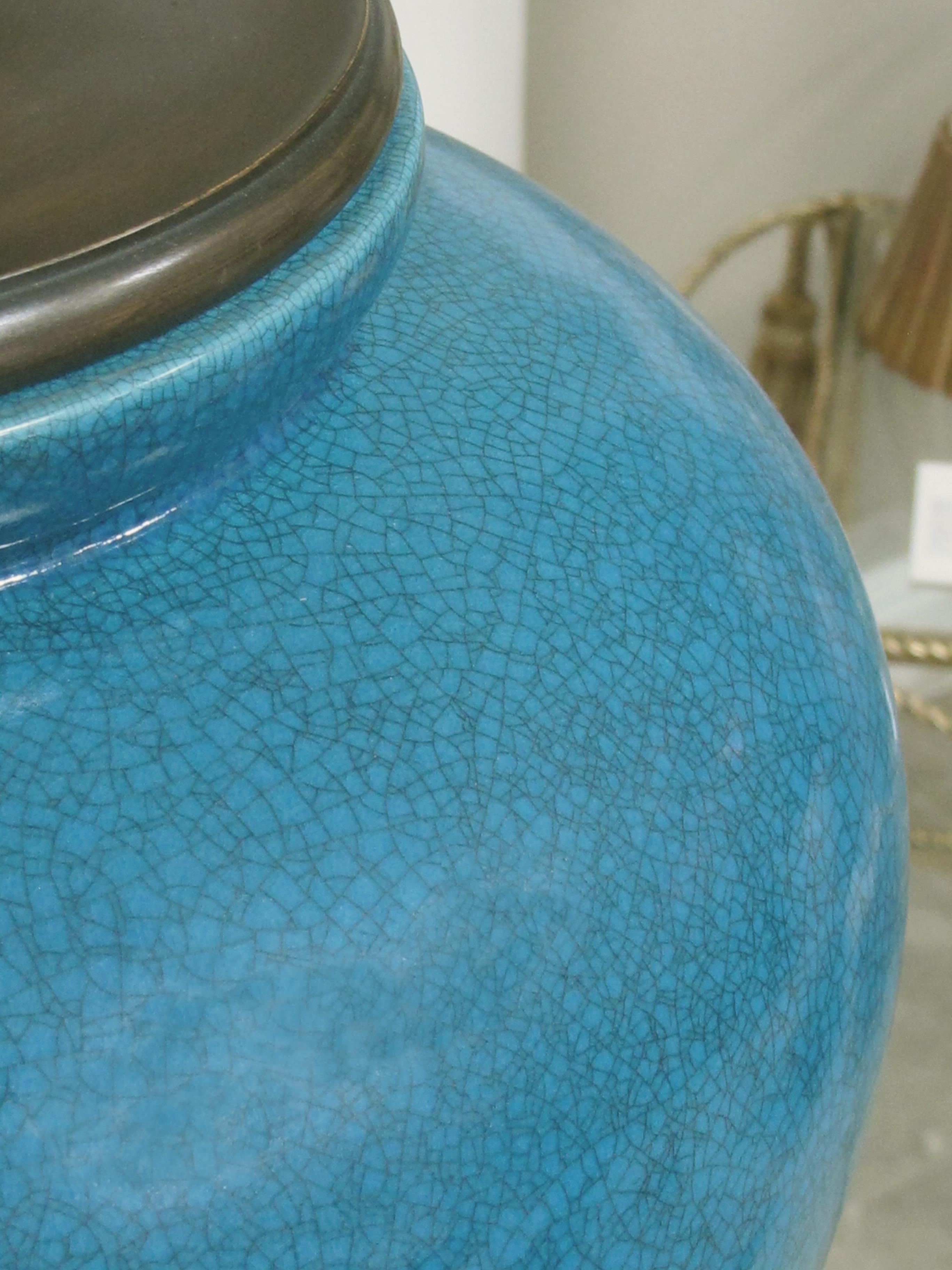 Milieu du XXe siècle Paire de lampes américaines en céramique ornées de vernis craquelé turquoise, de Frederick Cooper en vente