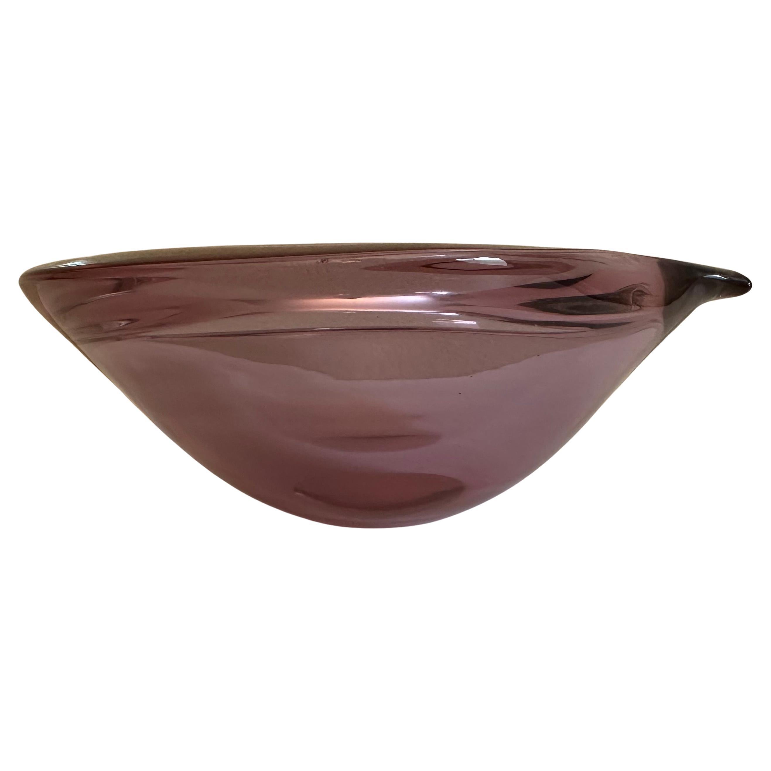 Incroyable coupe centrale en verre soufflé épais de Murano, vers les années 1970.  Le bol est en très bon état et mesure 8 