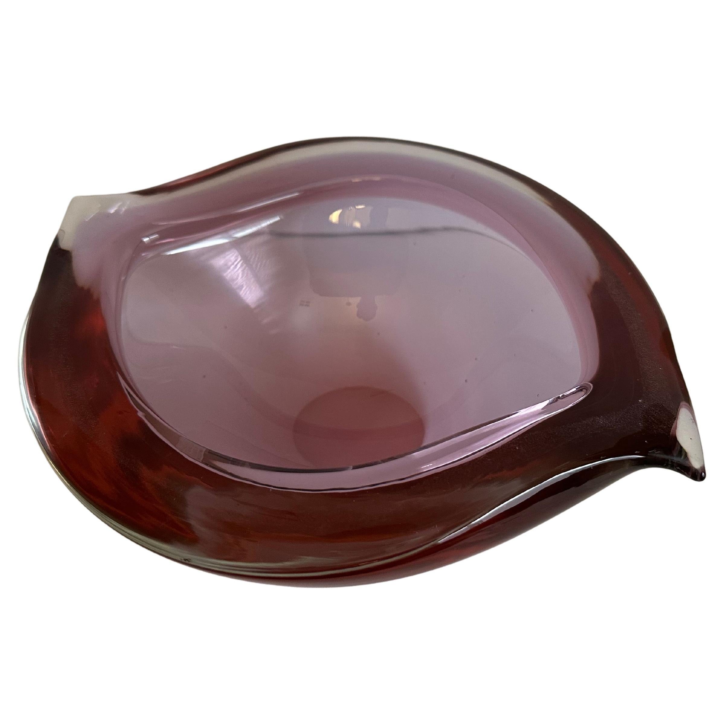 Mid-Century Modern Remarquable bol de centre de table en verre soufflé à la bouche d'un violet épais de Murano Glass en vente