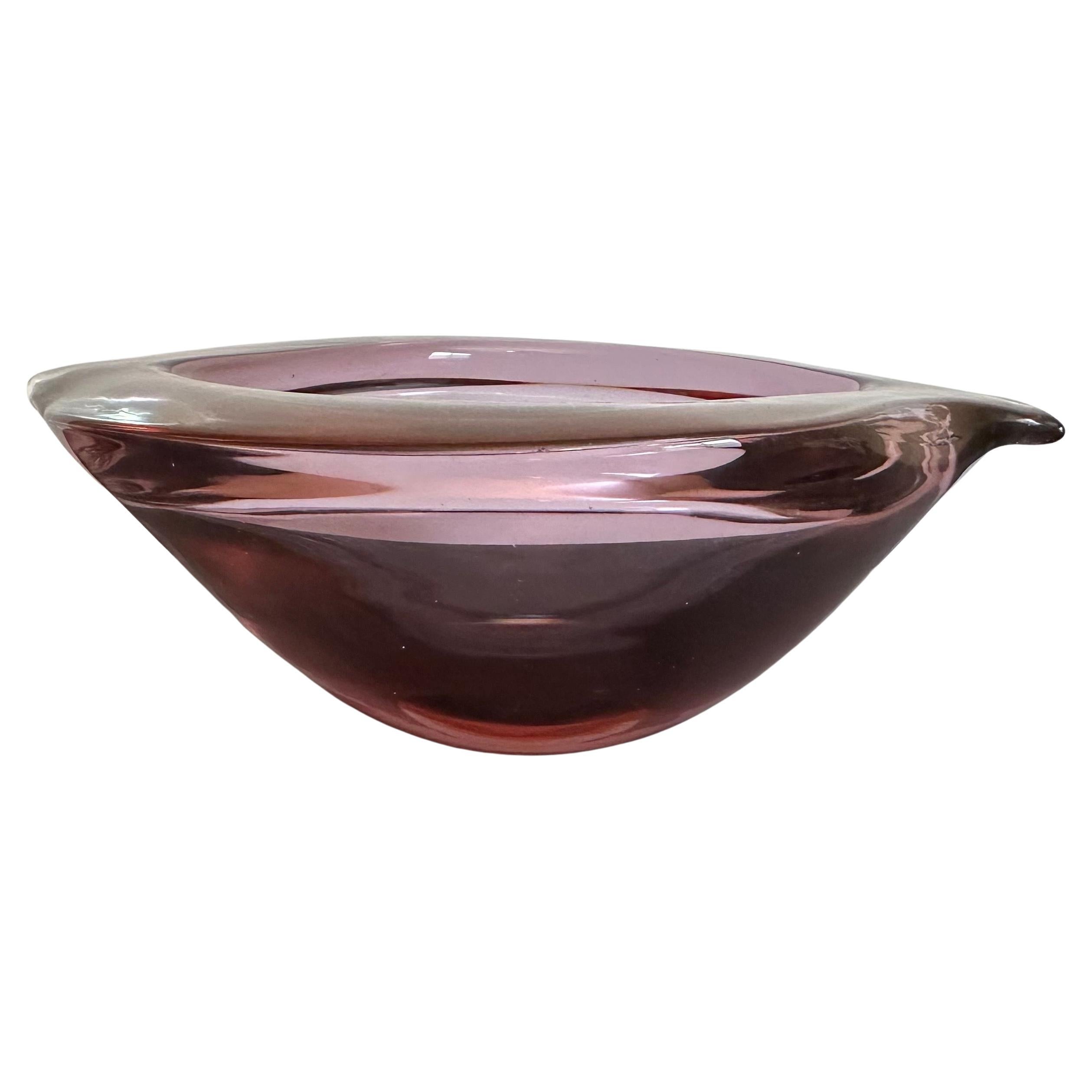 italien Remarquable bol de centre de table en verre soufflé à la bouche d'un violet épais de Murano Glass en vente