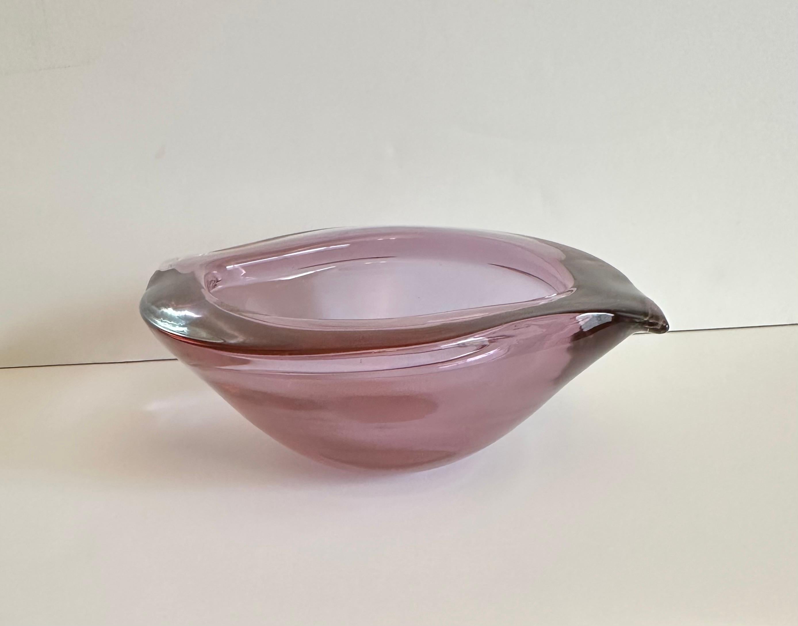 20ième siècle Remarquable bol de centre de table en verre soufflé à la bouche d'un violet épais de Murano Glass en vente