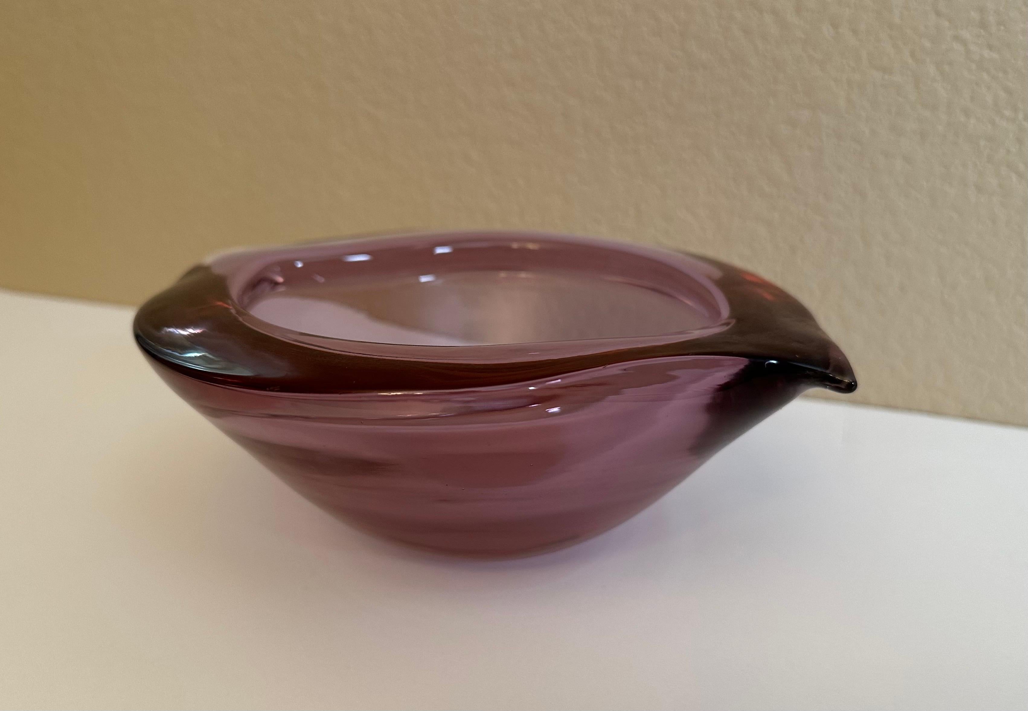 Verre brun Remarquable bol de centre de table en verre soufflé à la bouche d'un violet épais de Murano Glass en vente
