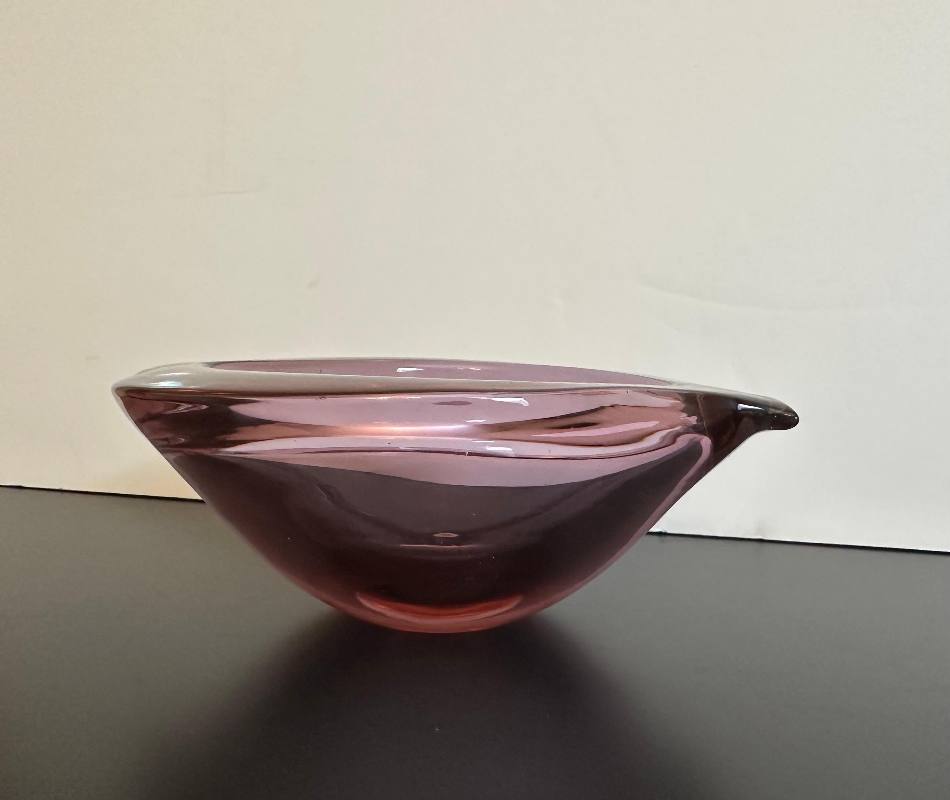 Remarquable bol de centre de table en verre soufflé à la bouche d'un violet épais de Murano Glass en vente 2