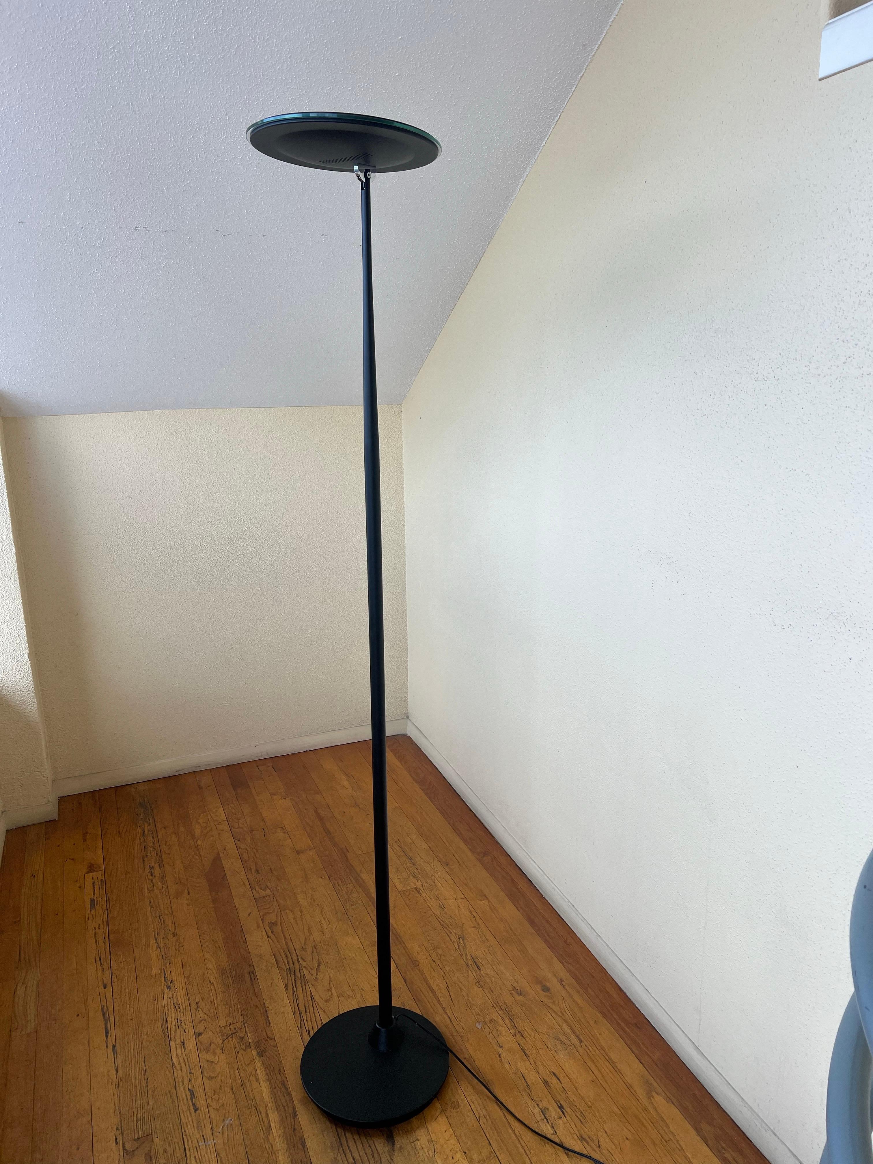 Très rare lampadaire postmoderne de type Hallogen par Eleg Italie , excellent état presque pas utilisé belle lueur bel anneau et abat-jour en verre qui monte et descend cadre en métal pas de rayures ou d'éclats pièce élégante et unique avec