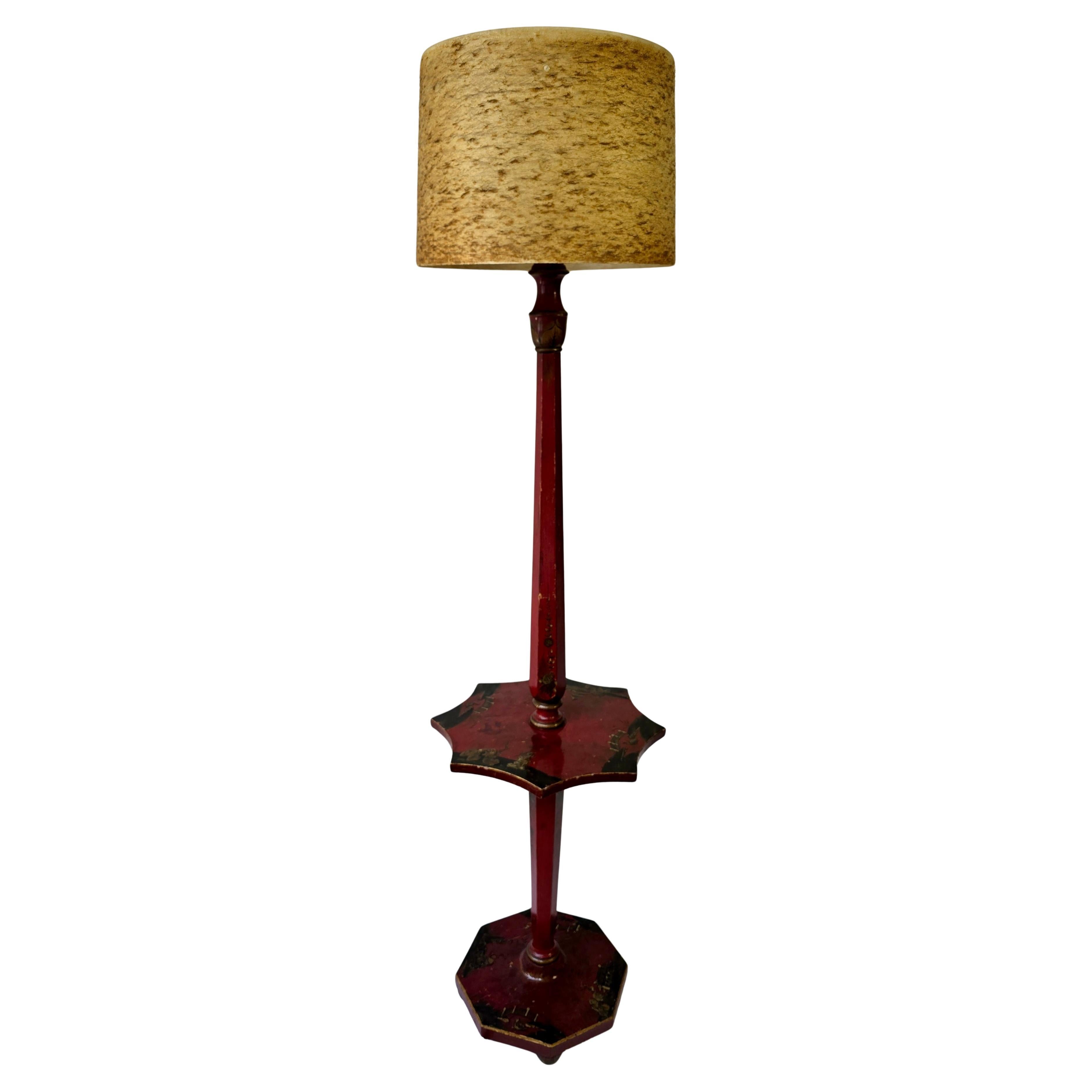 Lampada da terra con tavolo Chinoiserie laccato rosso, Francia, 1920-1940 ca.

Una rara e decorativa lampada da terra in ricca lacca rossa, splendidamente dipinta a mano con scene dorate di pagode, ponti, figure e paesaggi esotici. Combinando
