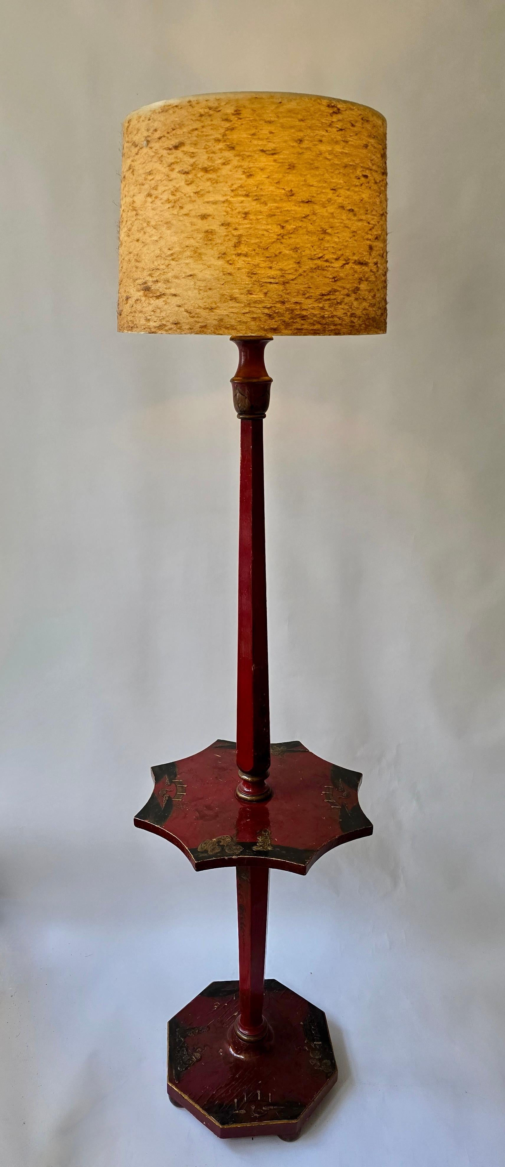 Hollywood Regency Lampada da terra con tavolo Chinoiserie laccato rosso, Francia, 1920-1940 ca. in vendita