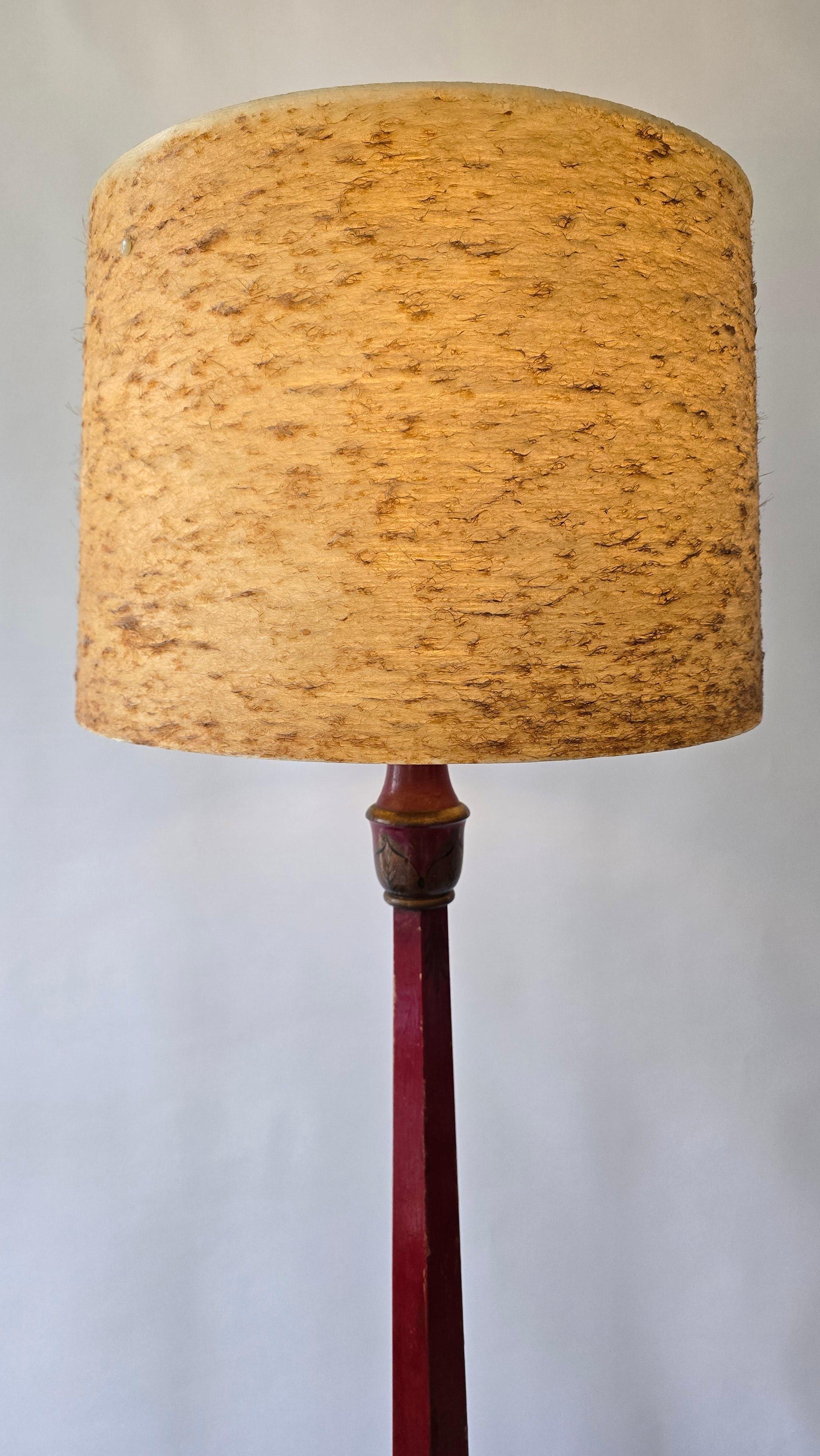 Francese Lampada da terra con tavolo Chinoiserie laccato rosso, Francia, 1920-1940 ca. in vendita