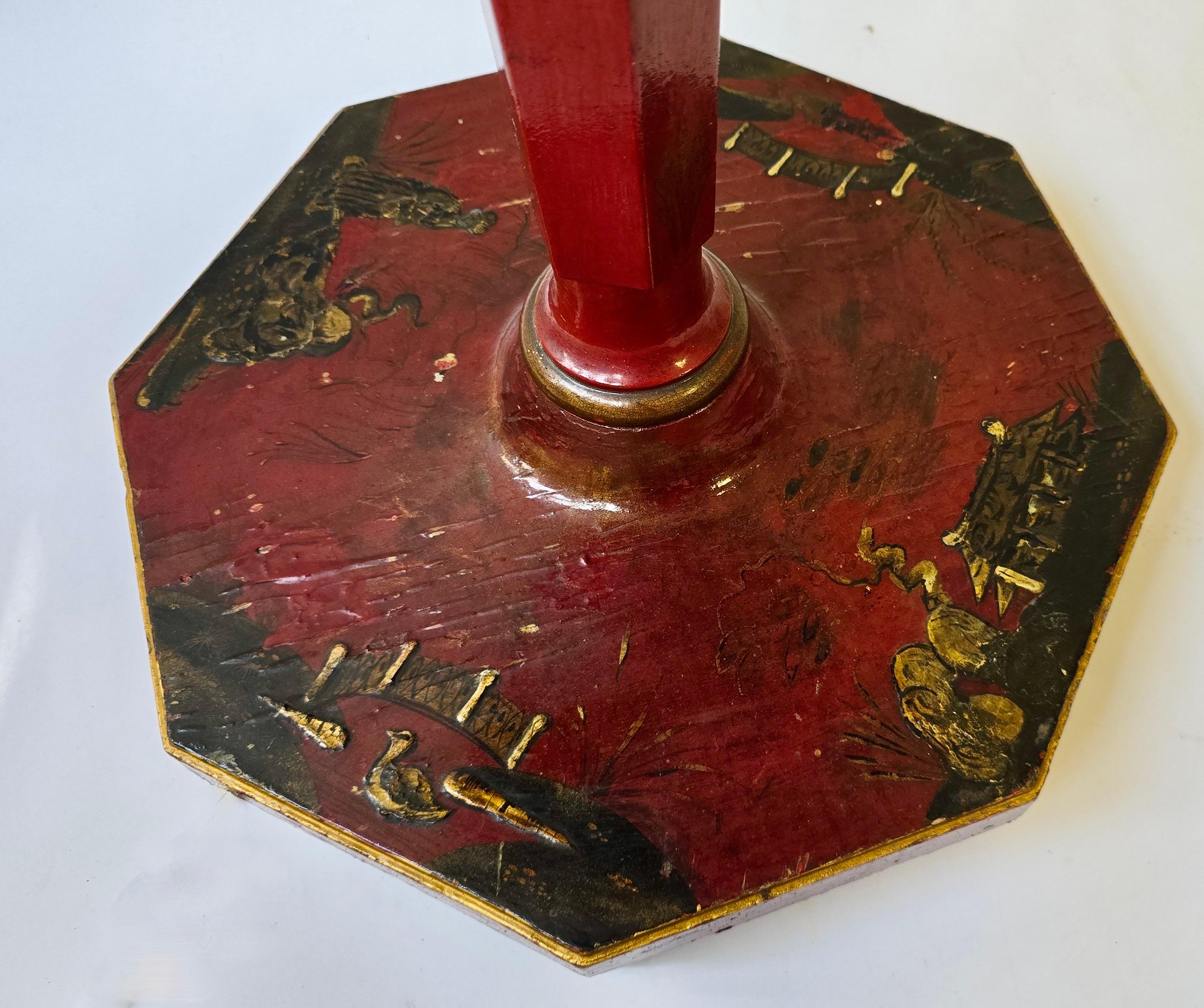 XX secolo Lampada da terra con tavolo Chinoiserie laccato rosso, Francia, 1920-1940 ca. in vendita