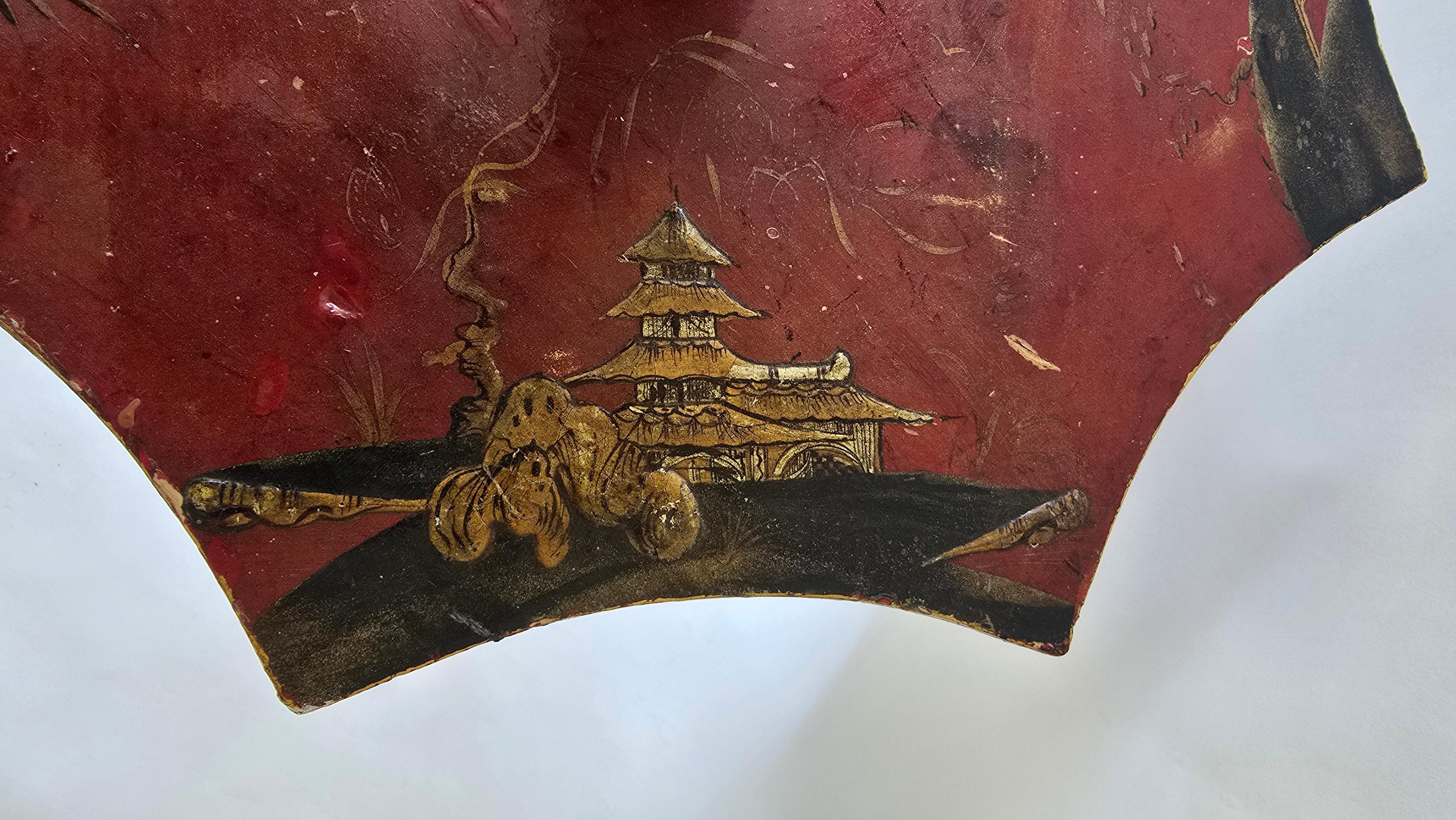 Resina Lampada da terra con tavolo Chinoiserie laccato rosso, Francia, 1920-1940 ca. in vendita