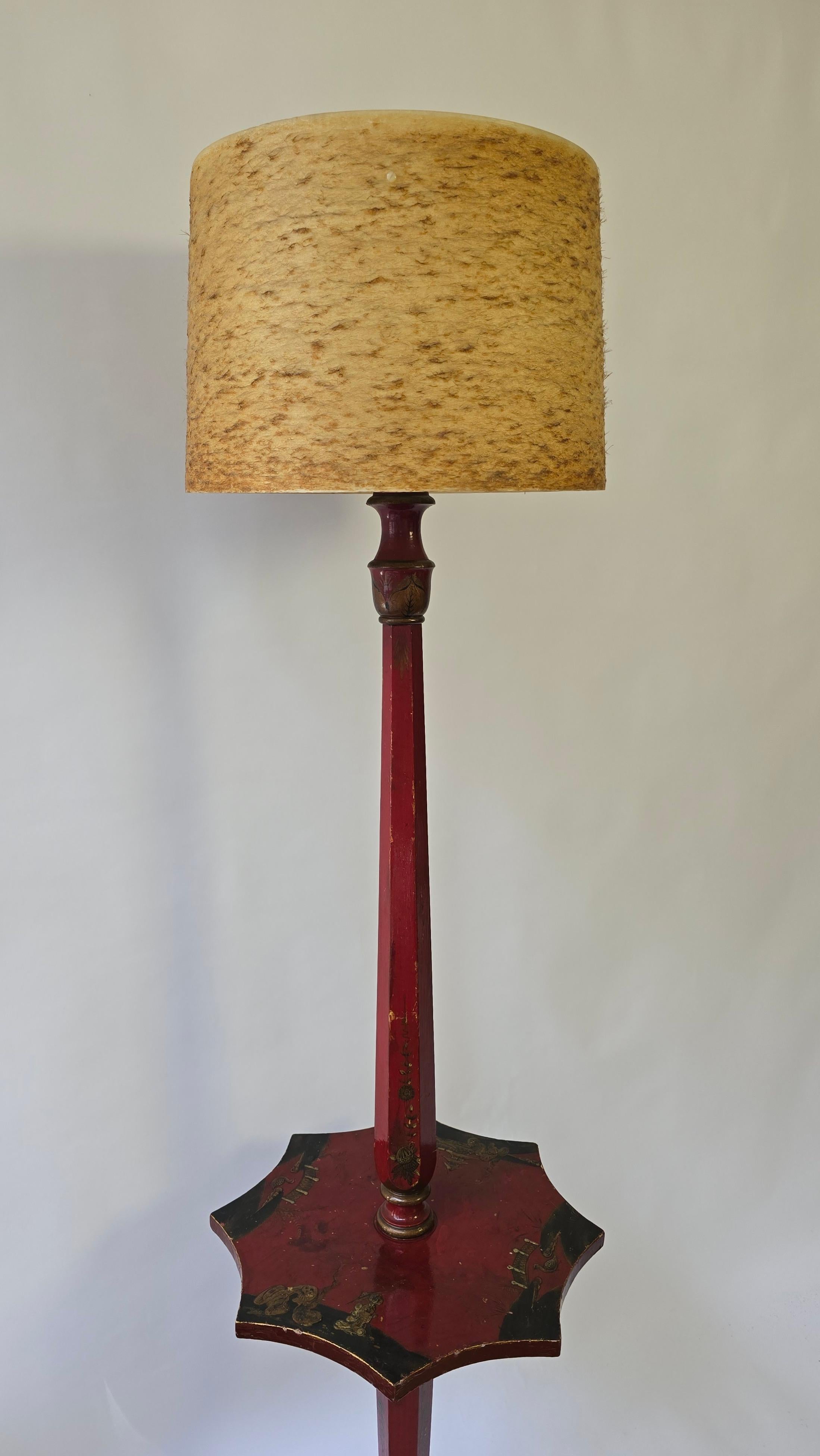 Lampada da terra con tavolo Chinoiserie laccato rosso, Francia, 1920-1940 ca. in vendita 1