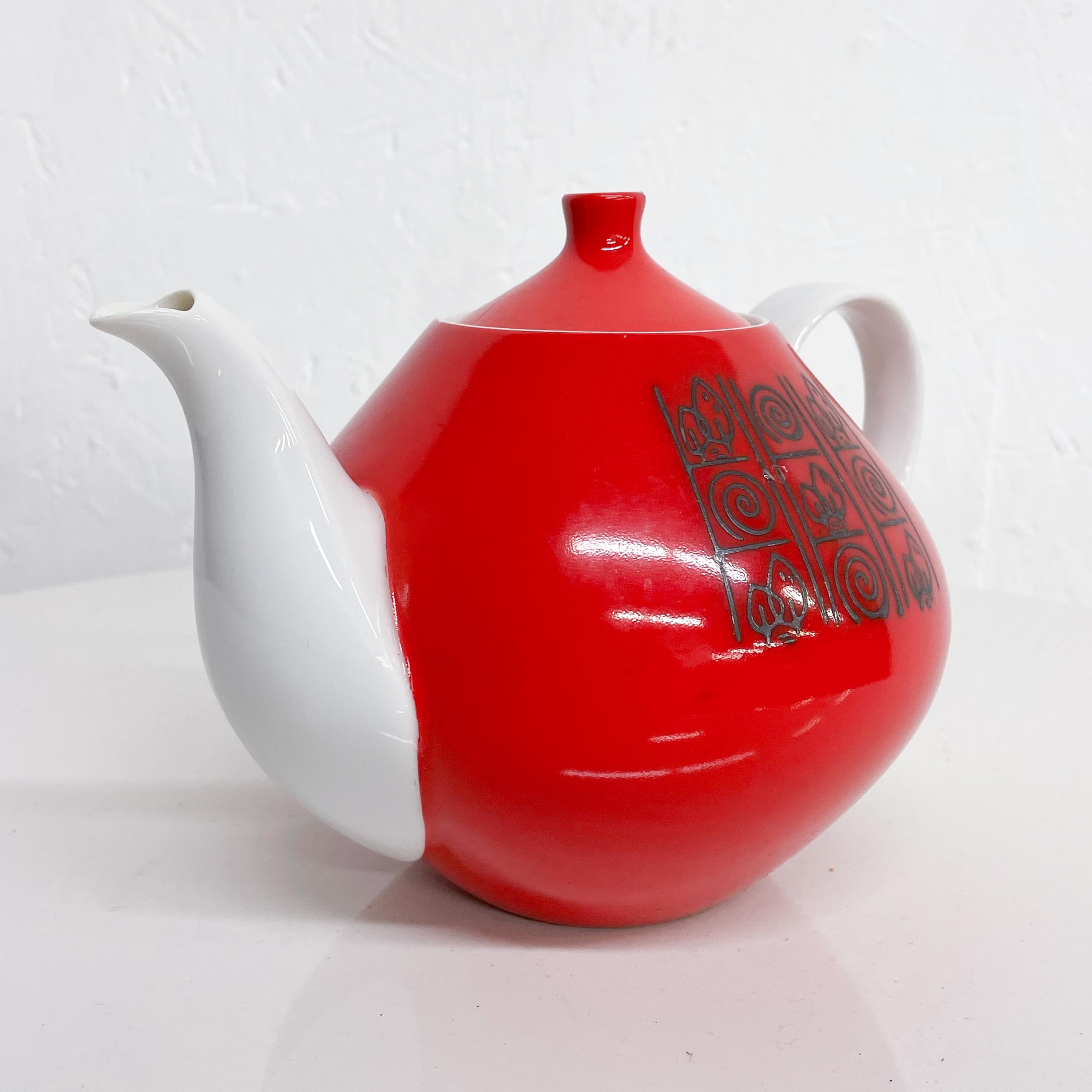 Perky red tea pot vintage modern yamaka China from Japan 
Lovely design in red black and white
Measures: 5.75 Tall x 8.5 D x 5.75 W diameter
Selling as is vintage preowned unrestored used condition. See images please.
 
