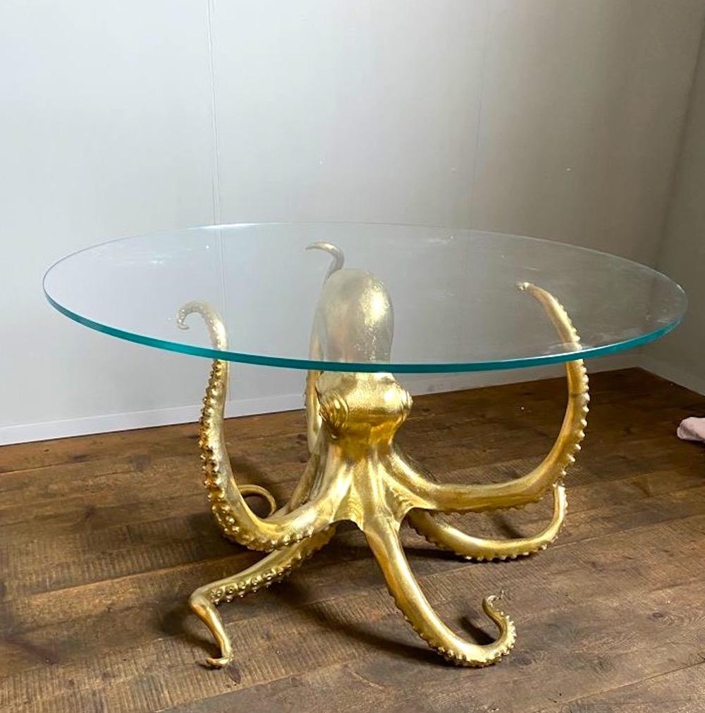 Moderner Esstisch oder Beistelltisch aus vergoldeter Bronze in Form einer Krake.
Die Glasplatte kann auf Wunsch nach Maß gefertigt werden. 
 Abmessungen der Skulptur ist Höhe 77 cm Durchmesser 115 cm.
Durchmesser der Glasplatte 140 cm.

