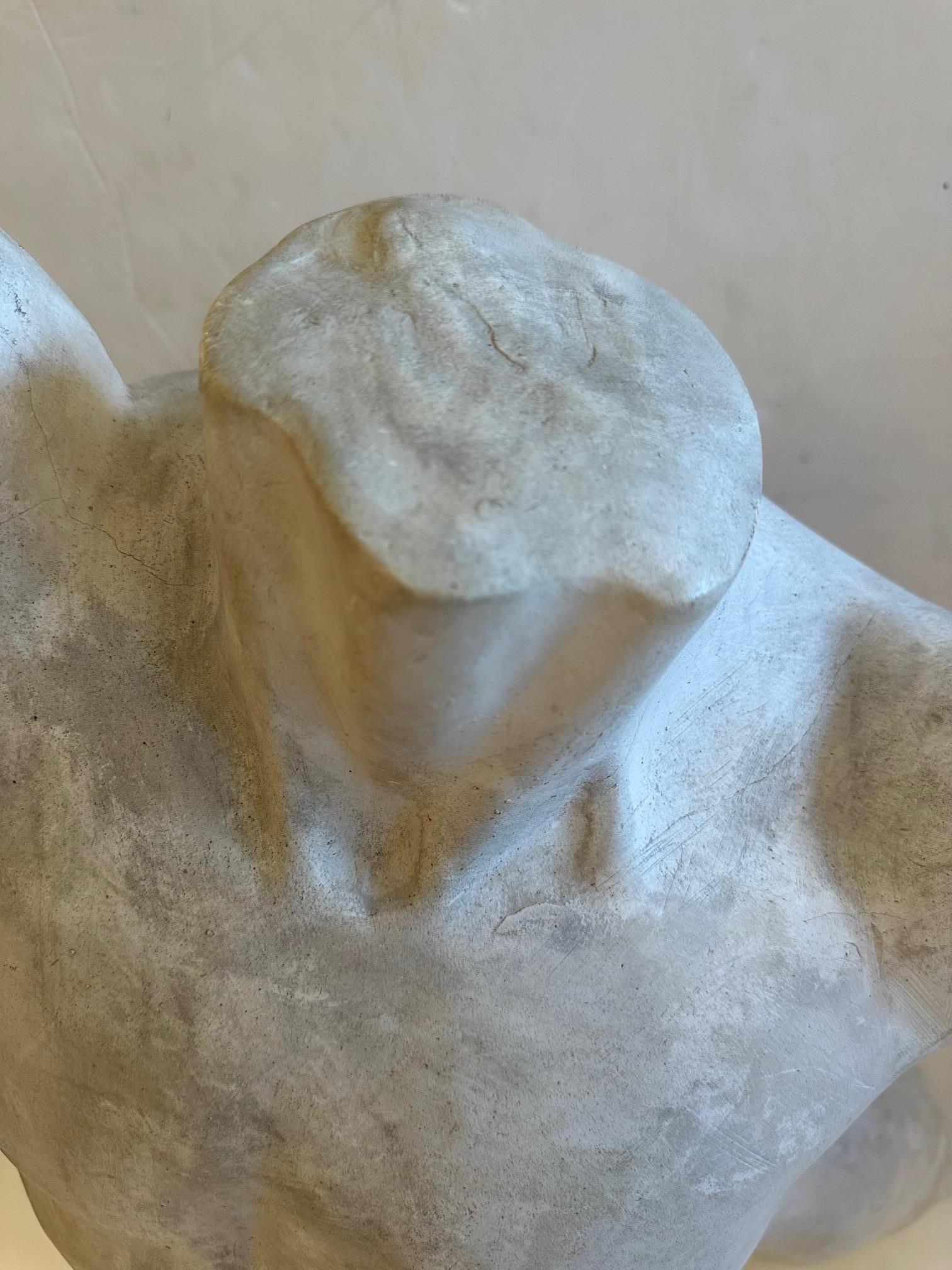 Sehr große, auffällige Skulptur eines nackten männlichen Torso (Ende des 20. Jahrhunderts) im Angebot
