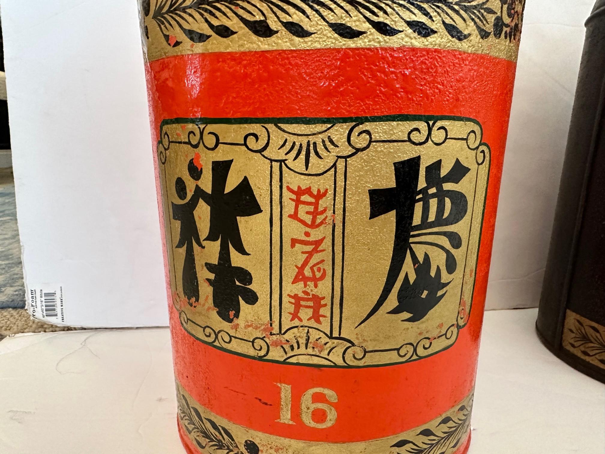 Un ensemble frappant  3 grandes Antiquités  Boîtes à thé chinoises colorées en métal peintes à la main en vente 3
